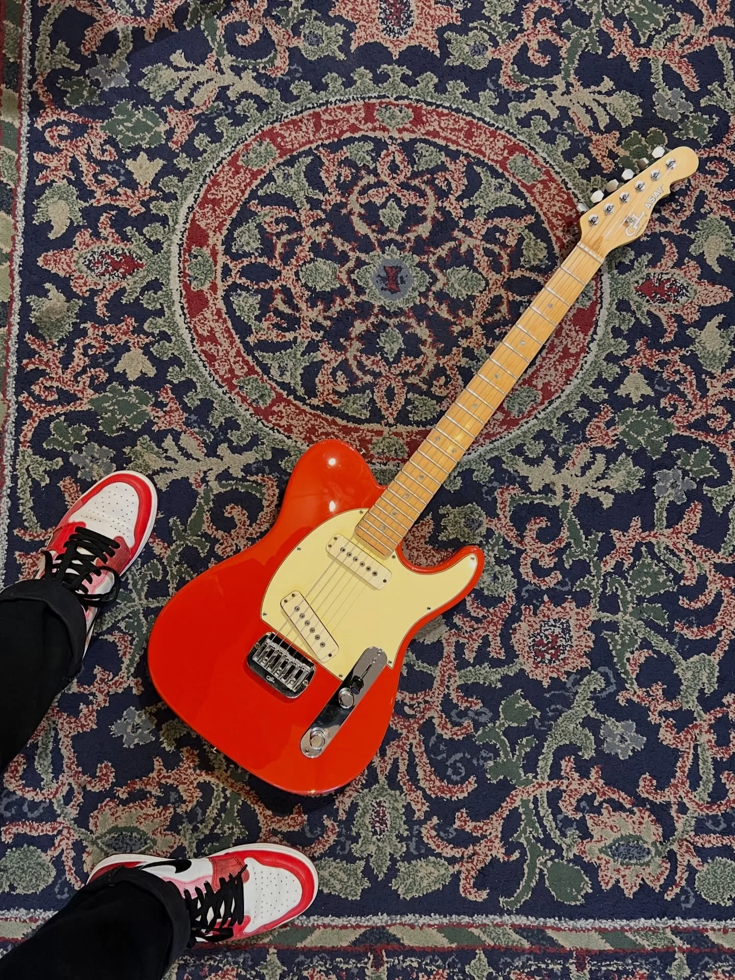 Haven&rsquo;t had one of these in here in a long time but here is a really cool early 2000&rsquo;s @glguitars ASAT Special (made in Fullerton) hitting the wall today. Come play! #oaklandguitars