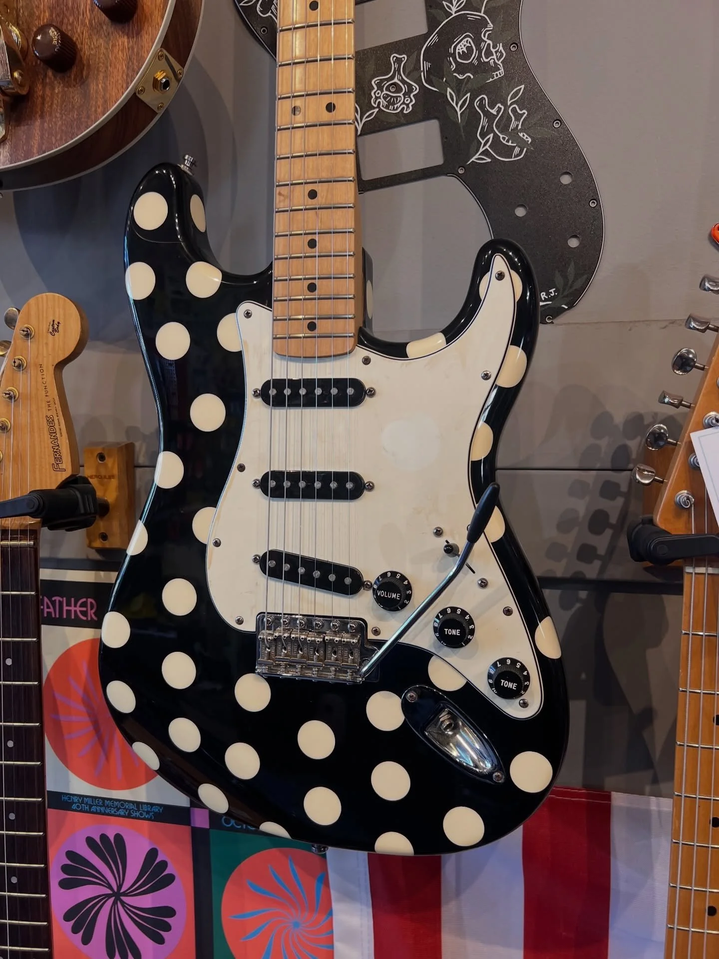 This I can get behind. Come play! #oaklandguitars #buddyguystrat