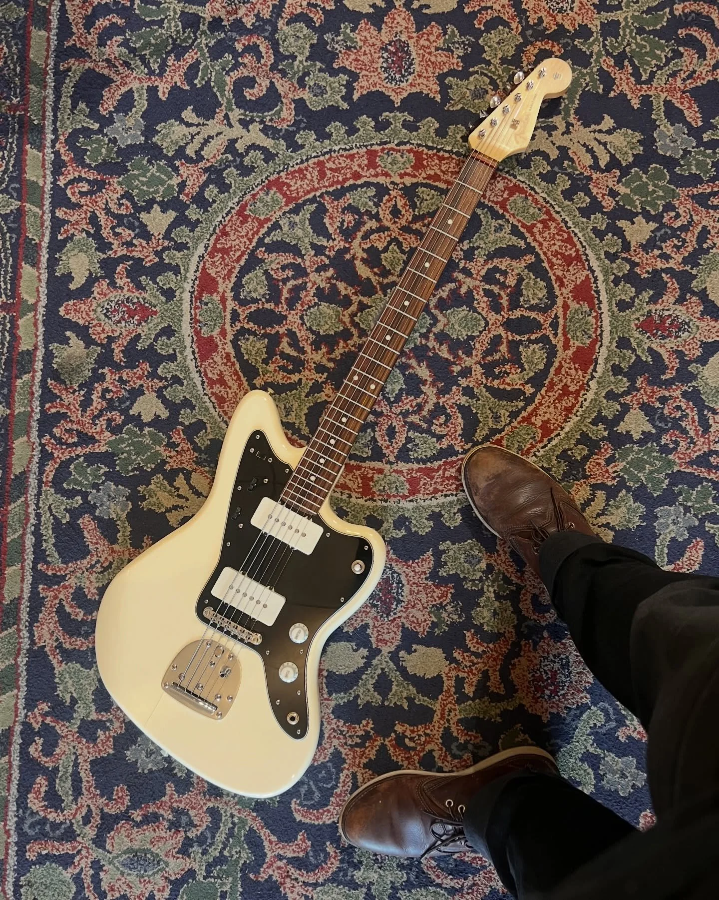 Cool baritone parts Jazzmaster hittin the wall! Come play! #oaklandguitars