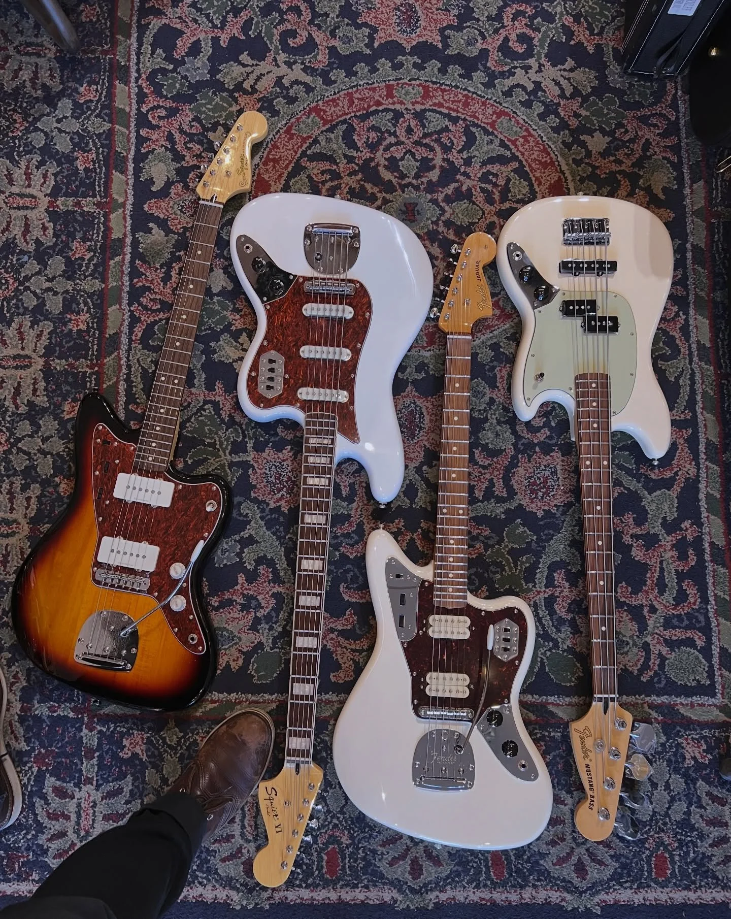 Offsets back on the menu!!! Some 🆒 offsets hitting the wall today!! Come play them!! #oaklandguitars #offsetguitars #jazzmaster #mustang #fenderoffsets