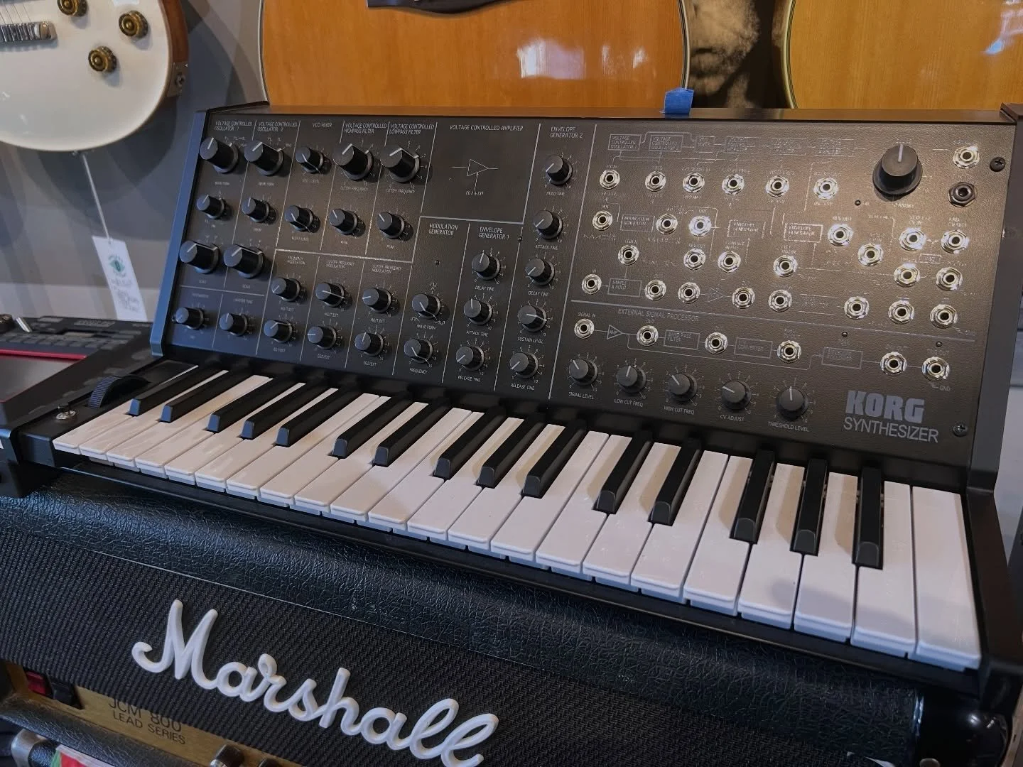 This lil fun one hitting the floor!! Come bip and boop! #oaklandguitars