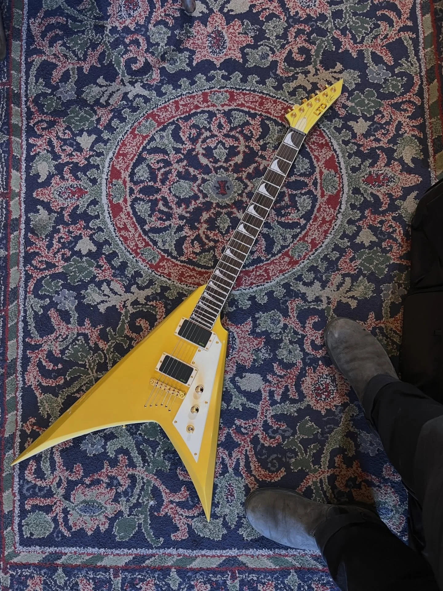 Let&rsquo;s start the week off with this pretty much brand new LTD @kirkhammett V! This guitar rips! Killer color as well! Come play!