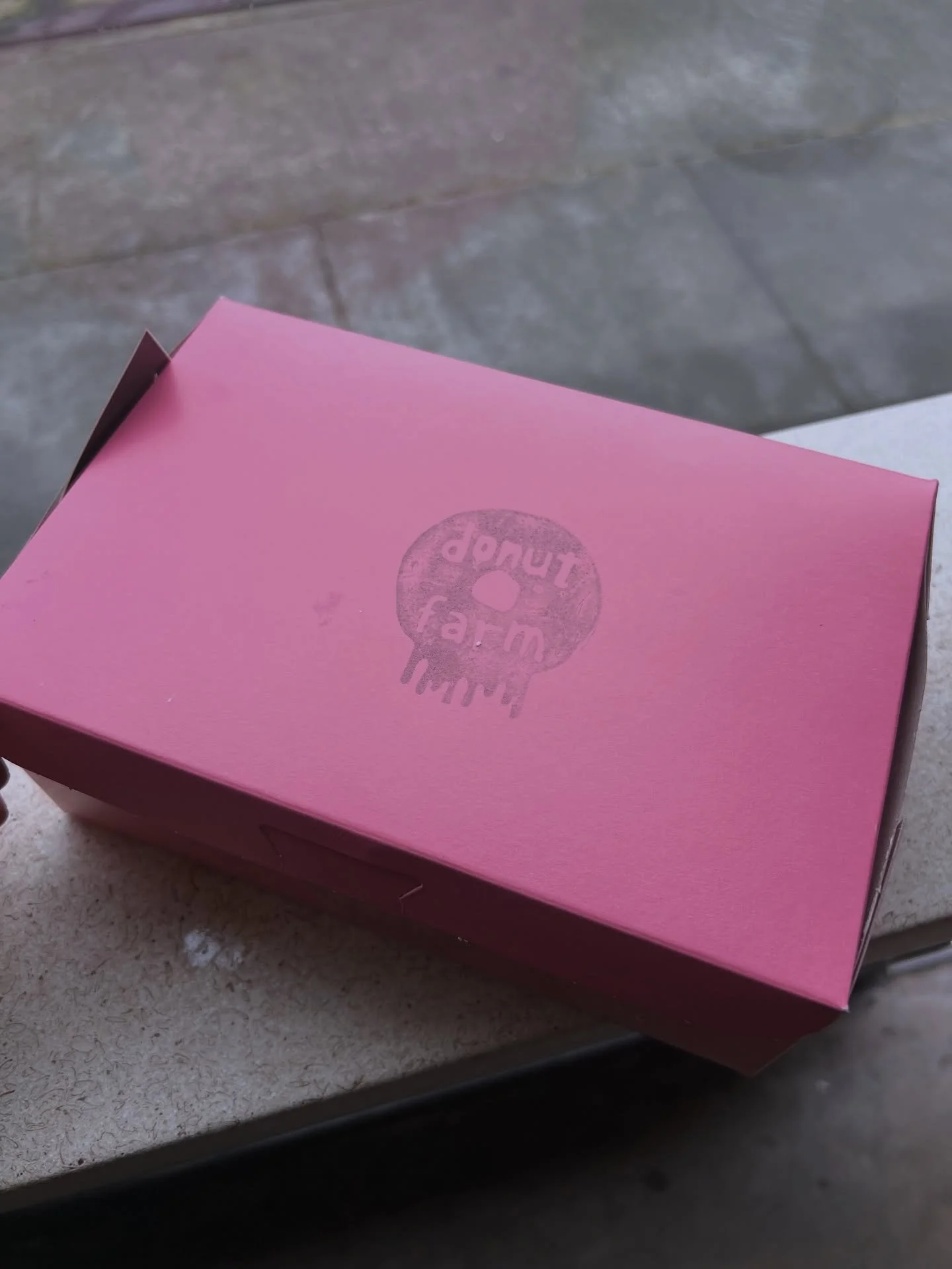 Shout out to the homies at @donutfarmoakland for the tasty morning treats!! If you&rsquo;re in the neighborhood, come grab a donut!!! 🍩 Support small businesses like them!! #oaklandguitars #donutfarmoakland