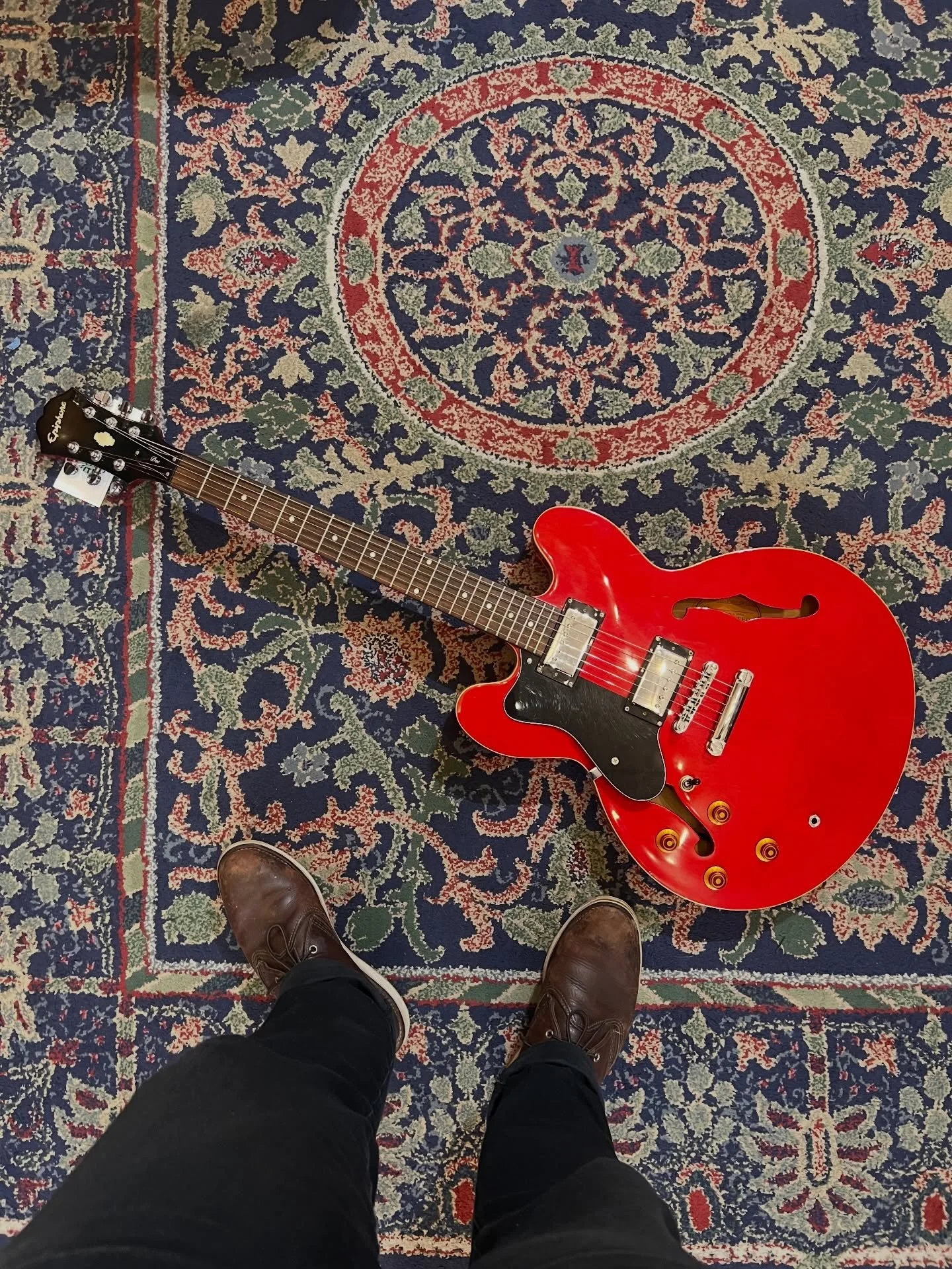 Don&rsquo;t worry South paws we got you! Pretty cool Epiphone 335 hitting the wall! Fresh set up and ready for your best @themenzingers covers!