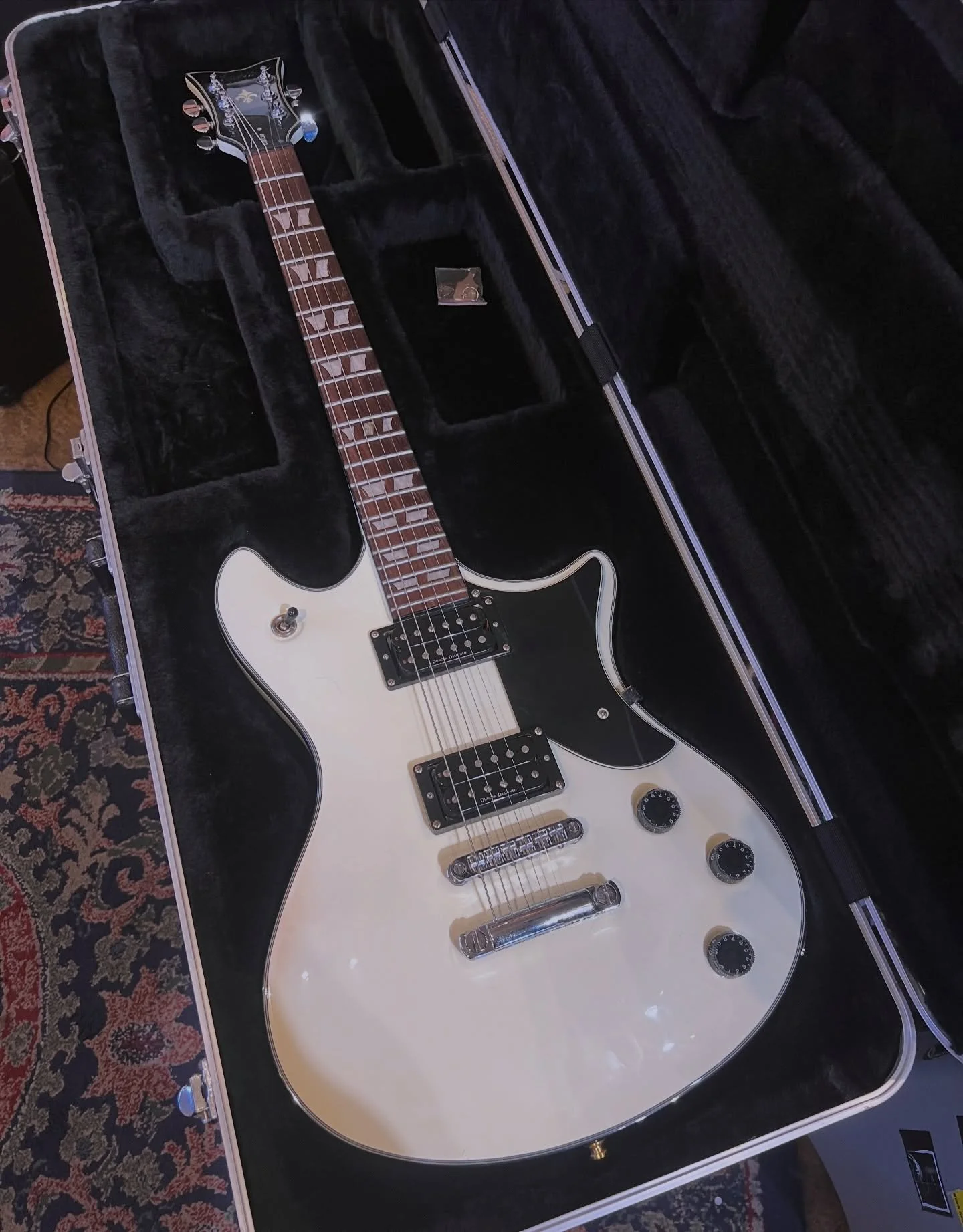 Someone come play @thebledaz riffs only on this!