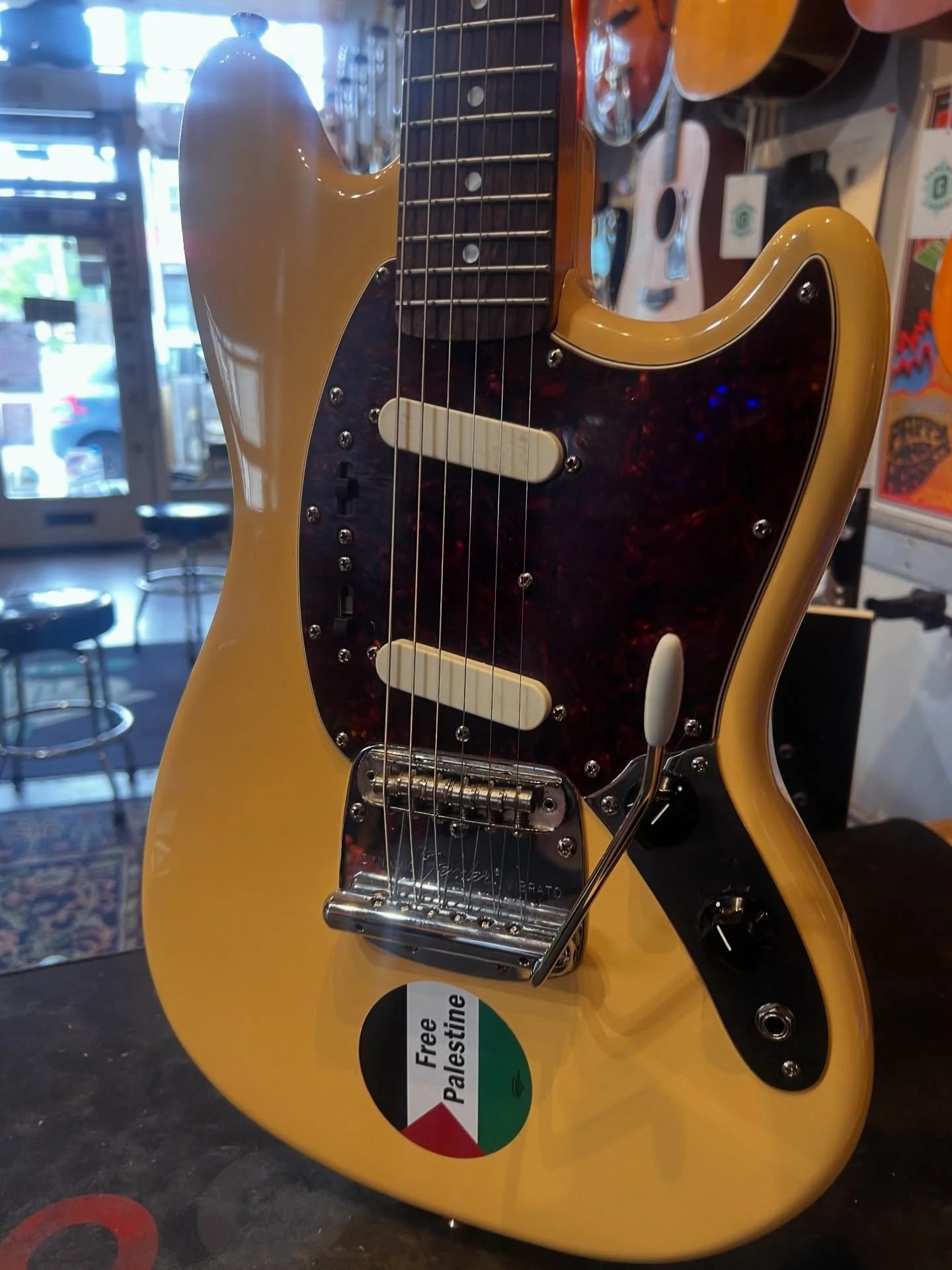 Who doesn&rsquo;t love a good modded Squier Mustang?! Come hang!!