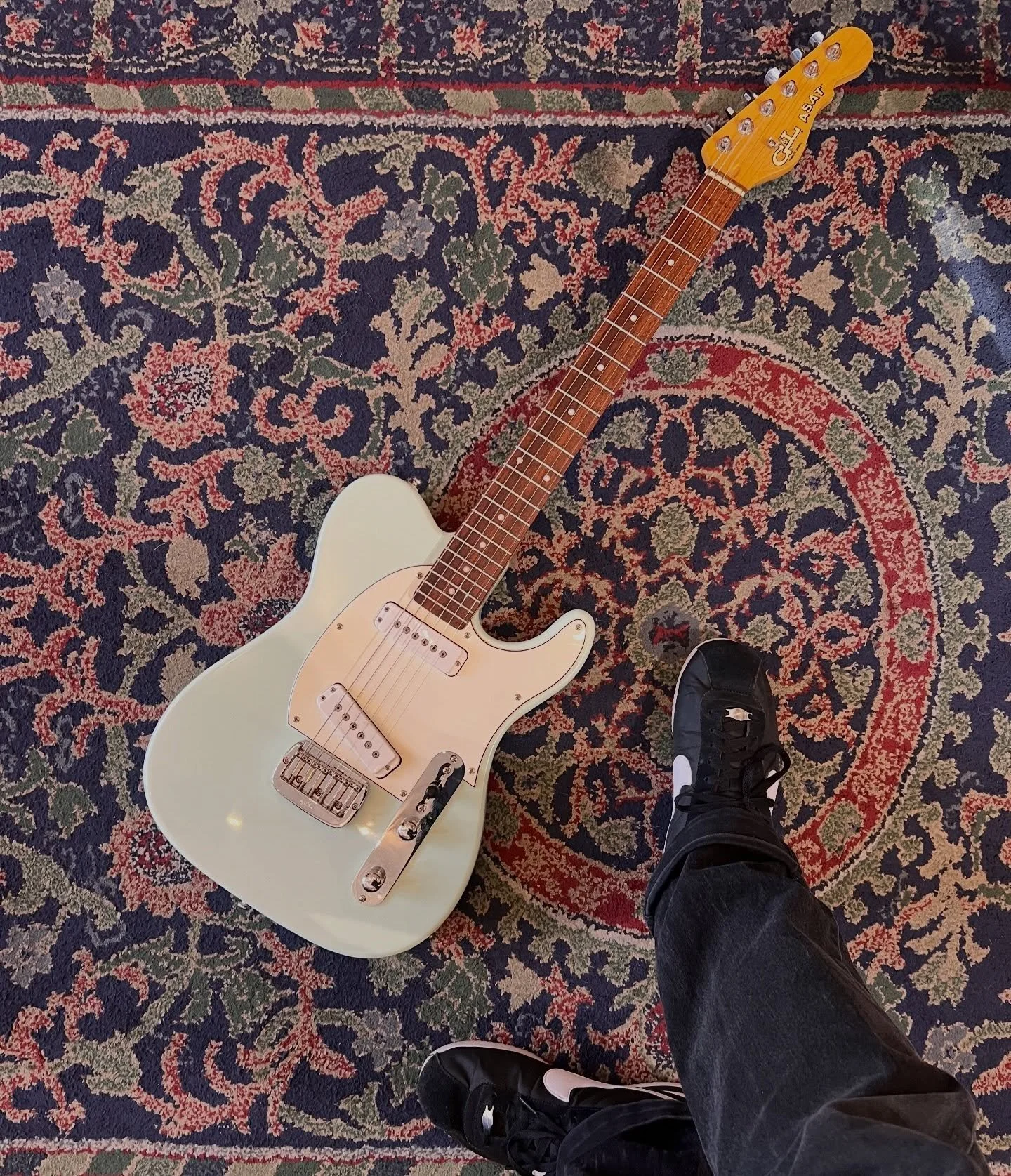 Pretty cool ASAT @glguitars tribute hitting the wall!! Come play!!