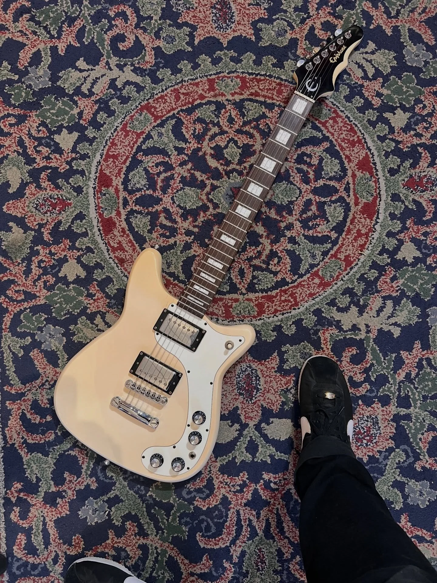 I love these early 2000&rsquo;s Epiphone Crestwood&rsquo;s! Come snag this one!!