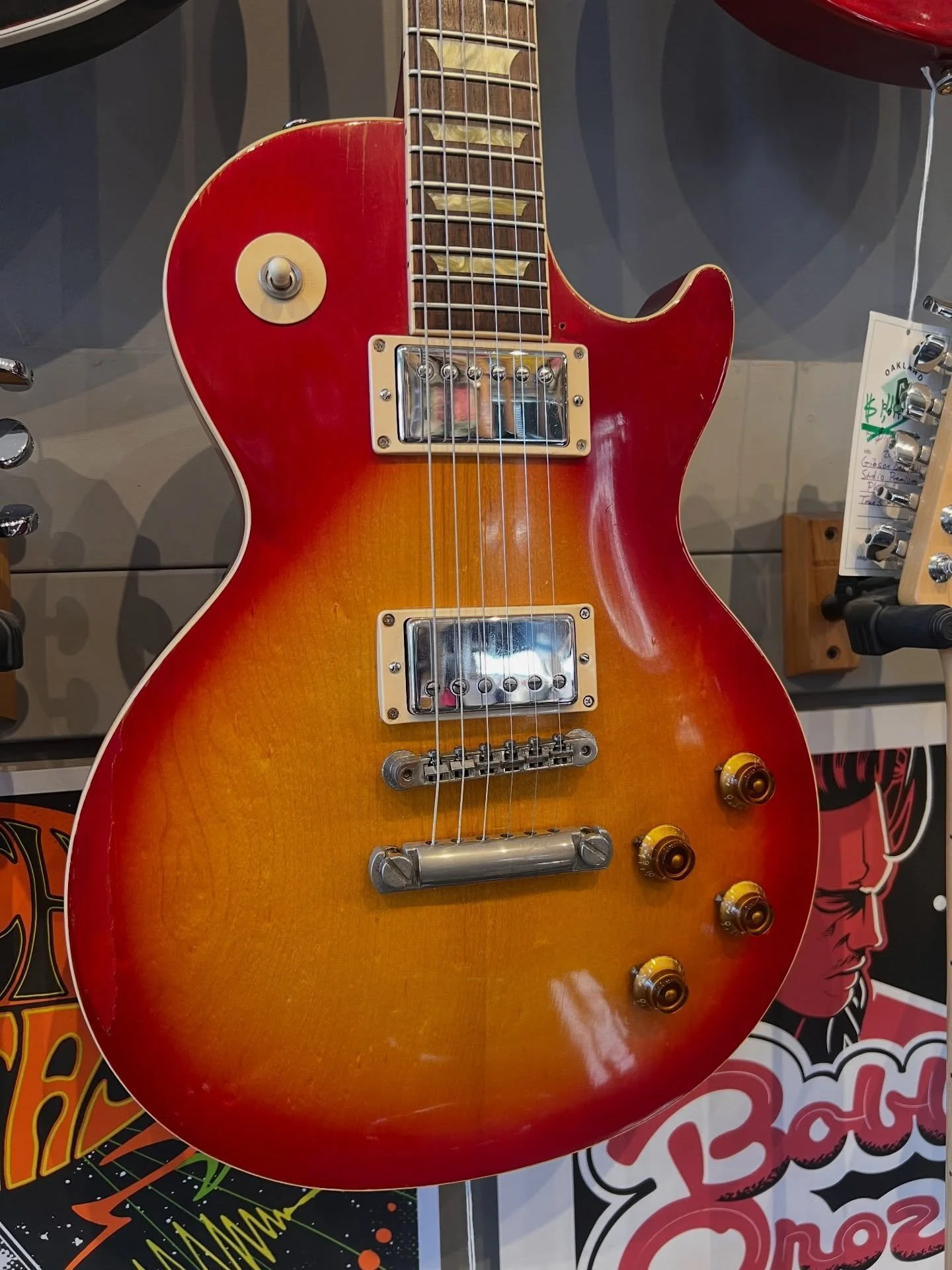 Pretty sweet 2001 @gibsonguitar Les Paul Classic! Come play!!!