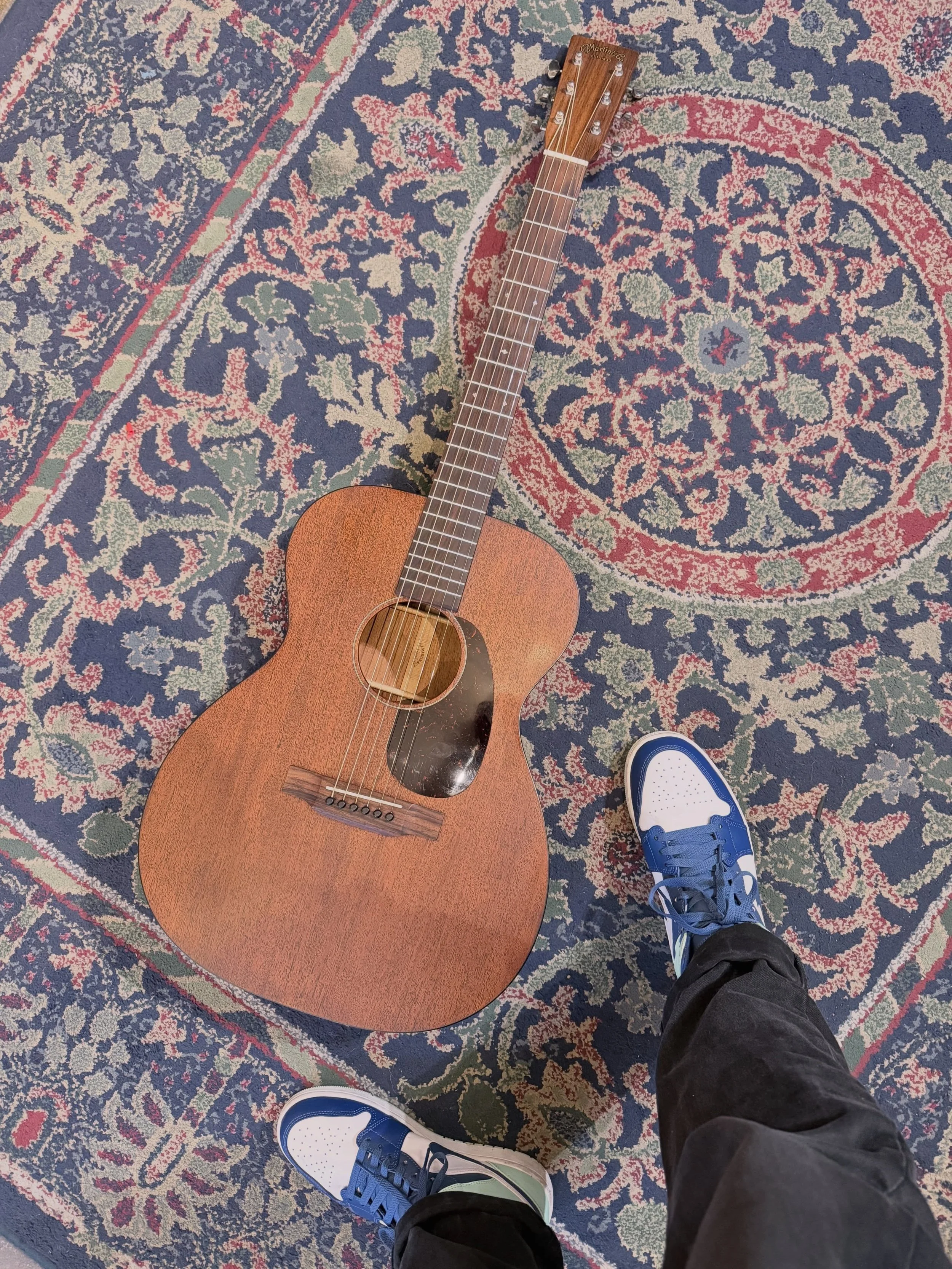 Super clean 2018 Martin 00015 Custom Shop hitting the wall! 14 frets, Dovetail joint and binding. Super nice playing and sounds so warm. Come play it before I keep it.