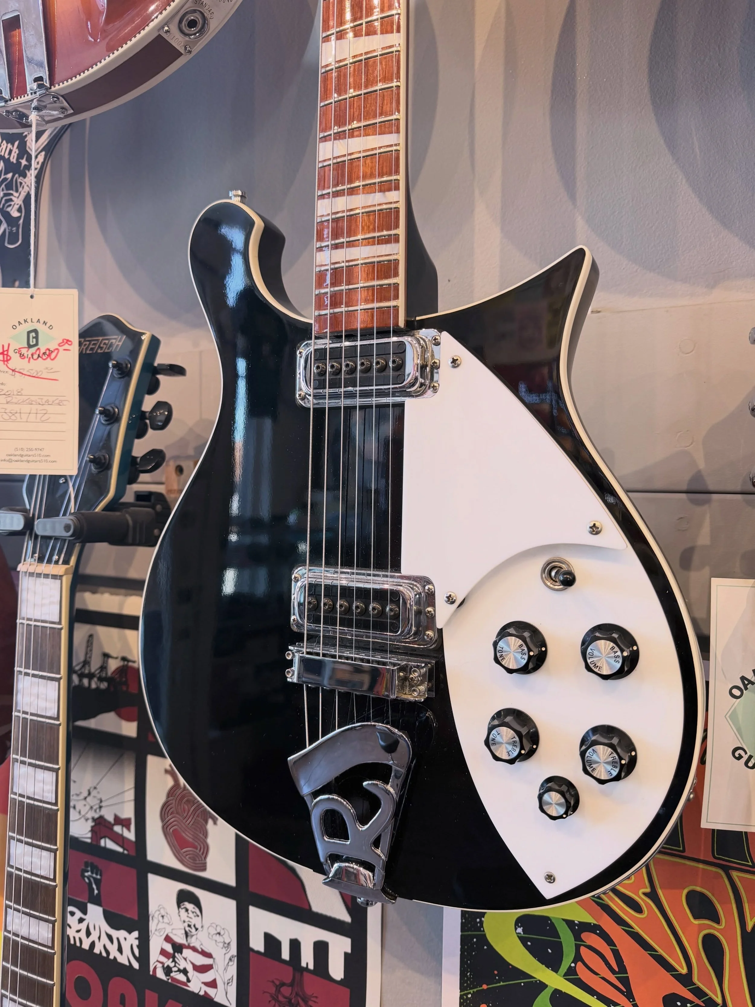 A pretty sweet @rickenbackerofficial 620 hittin the wall! Come play!!!