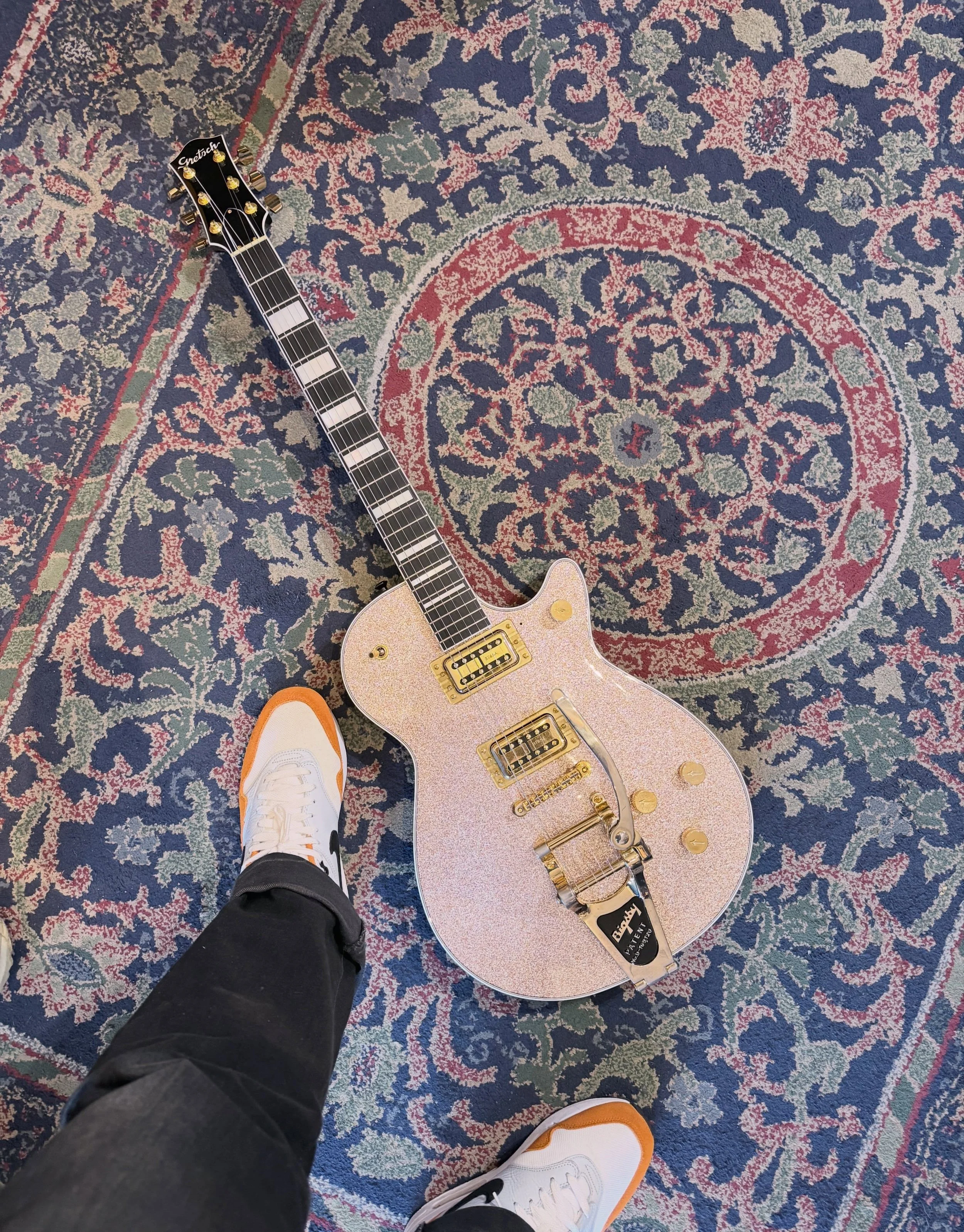 A pretty badass MIJ @officialgretsch G6229TG limited edition in a super pretty champagne sparkle Jet hittin the wall! Come play!!