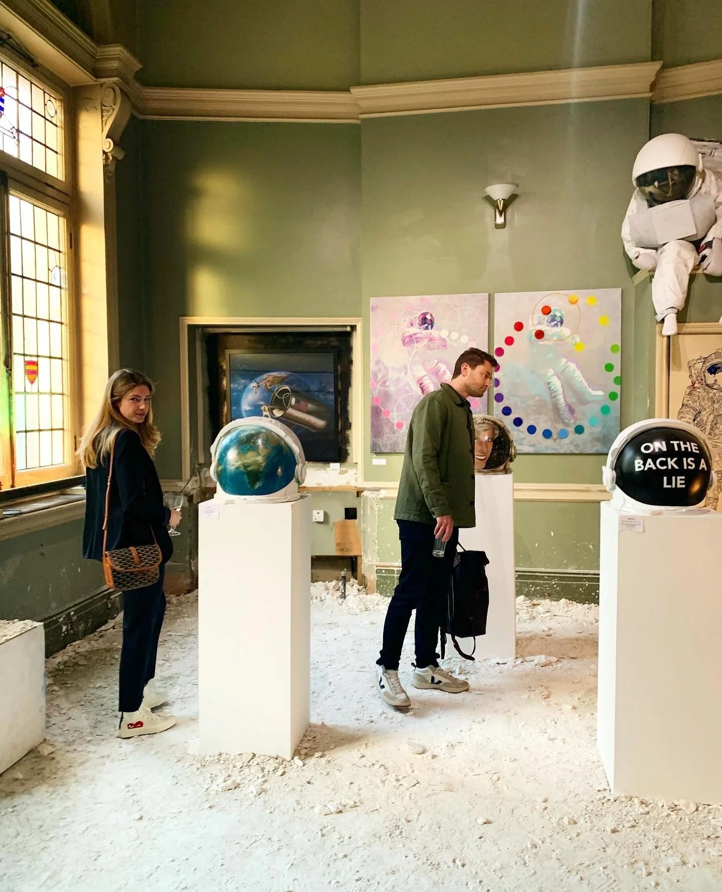 Checking out the #artintheageofnow exhibition at @fulhamtownhall 👩🏼&zwj;🎨 Definitely worth a visit, it&rsquo;s like Aladdin&rsquo;s cave in there! 📸 from @sarahlkeeble 

#pippapaints #illustration #art #watercolour #pippagstudio #handmade