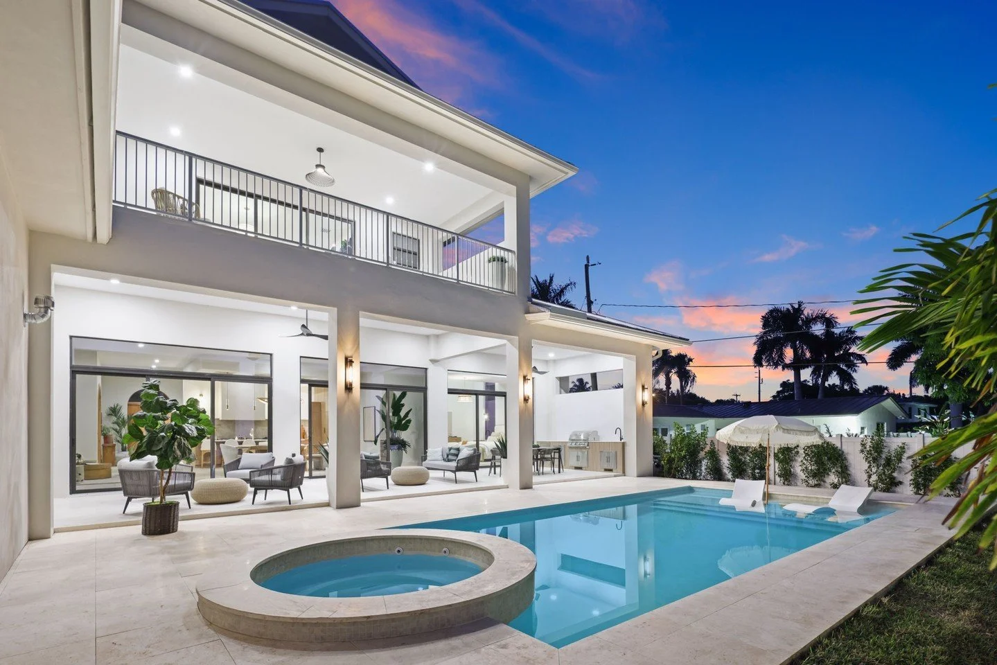 Imagine lounging by the pool, sipping on your favorite drink, and enjoying time with friends and family! 🍹☀️ The outdoor kitchen with BBQ and ample seating is perfect for entertaining and creating lasting bonds. Who will you invite over first? Tag t