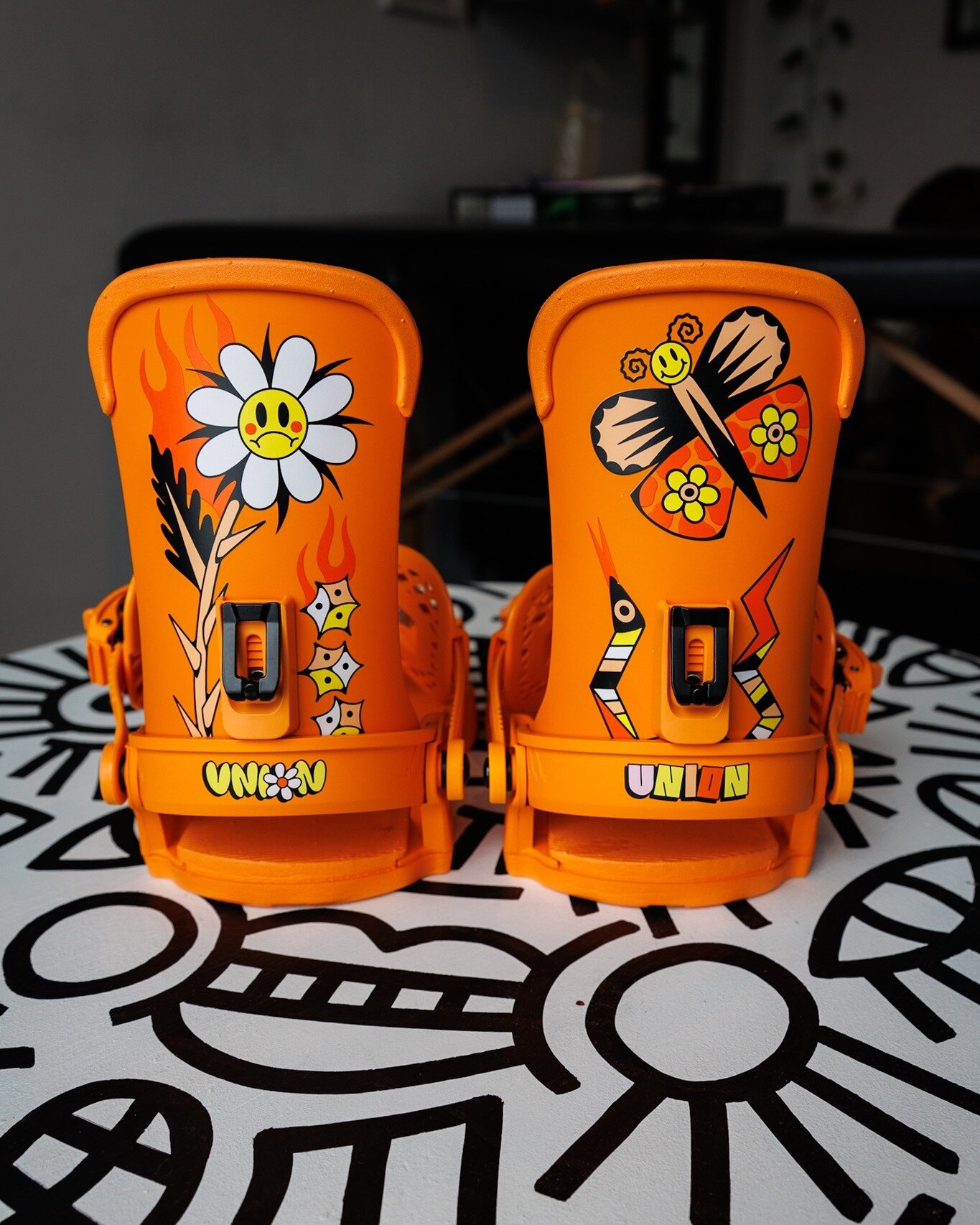 @unionbindingco X @alitbruce

A limited edition created in collaboration with Ali T. Bruce, visual artist, muralist, snowboarder and tattooer. Bright and Bold ! 🦋🎲

#unionbindings #unioncustomhouse