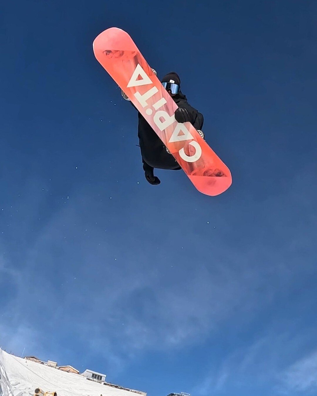 @aleboyens catching the sky 🚀

📷 @franjarillo

#CAPiTA #CAPiTADOA #Snowboard #Unionbindings