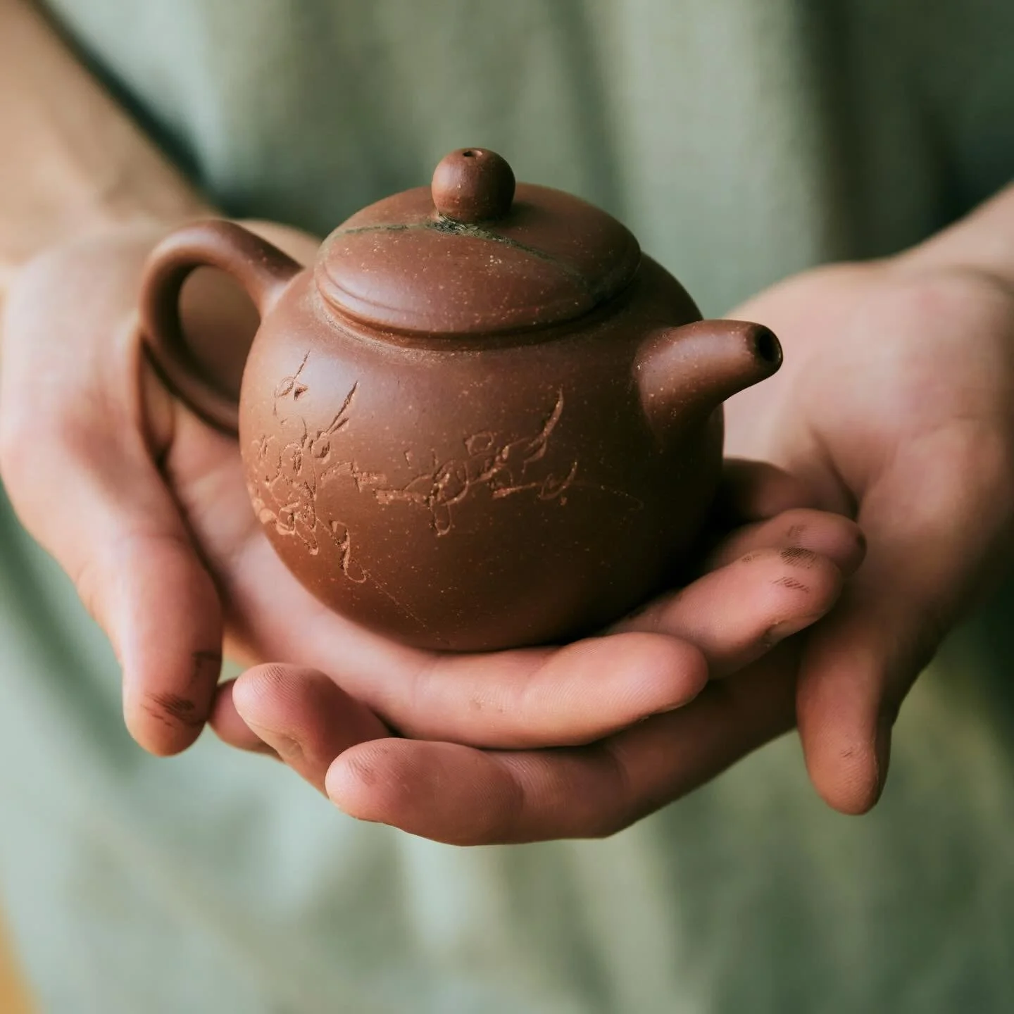 Pu Erh-te p&aring; morgonen blev en ny ritual efter Bali f&ouml;rra &aring;ret. Vissa morgnar &auml;r det en djup resa in&aring;t. Andra morgnar &auml;r det mest tankar om livet, vardag, listor i huvudet medan jag sitter och tittar in i elden. Men oa