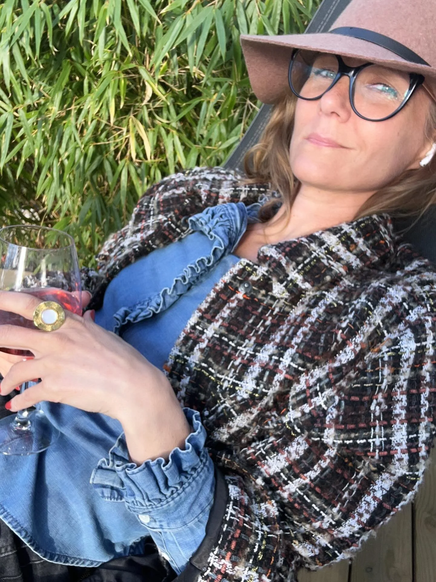 Kom hem till totalt kaos, skor &ouml;verallt, disk, v&auml;skor, r&ouml;ra&hellip; ni vet. S&aring; jag la mig h&auml;r i kv&auml;llssolen en stund ist&auml;llet. Kunde ocks&aring; varit ros&eacute; i glaset men nu blev det hallonvin&auml;ger och bub