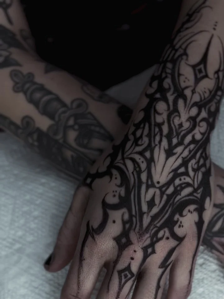 You guys got to see a bit of @bella_renee111 s tattoo but here it is! SHE SAT FOR BOTH HANDS AND SAID I DID NOT HURT HER THE WHOLE TIME! WOW either she&rsquo;s tough or my hands are feathers 🪶 🪶🪶 

.
.

.

.

.

.

.

.

.

.

.

.

.

.

.

.

.
