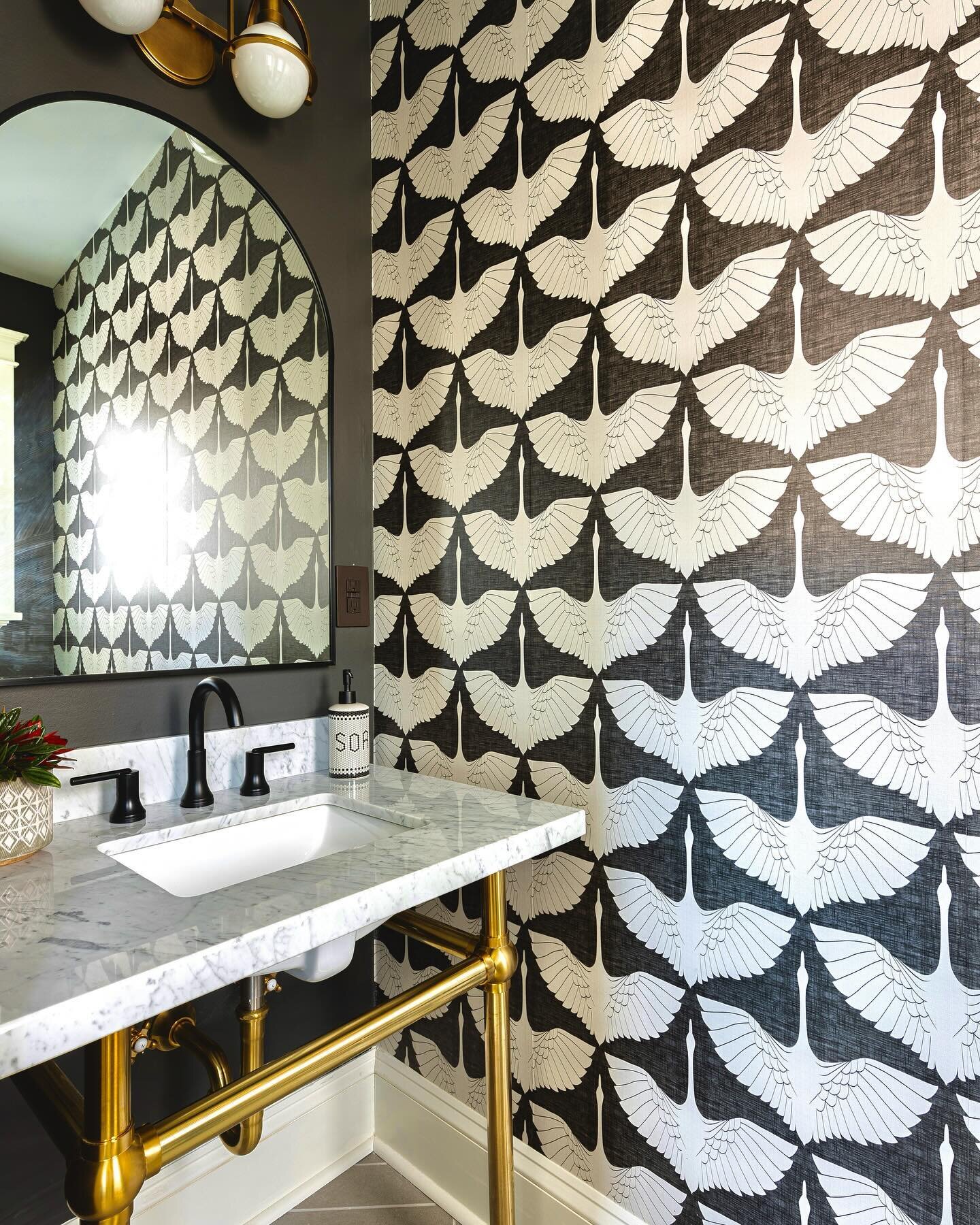 Underrated: wallpapering your powder room.
⁣
A great way to add maximum character to even the smallest of spaces (Water closets-we&rsquo;re looking at you 👀)