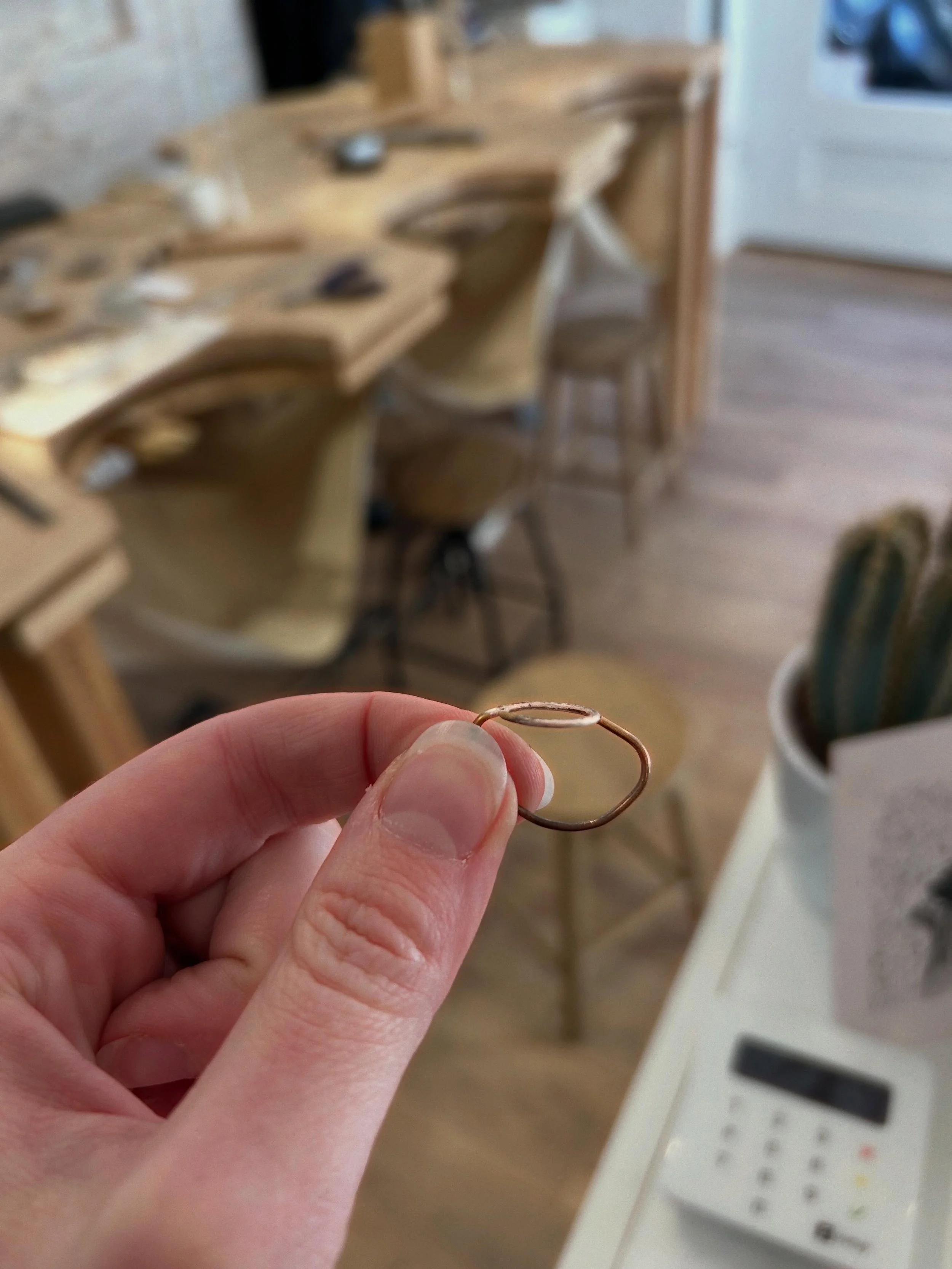 La bijouterie / joaillerie&hellip; une passion que j&rsquo;observe de loin depuis toute petite. Quand j&rsquo;&eacute;tais dans mes &eacute;tudes de mode, j&rsquo;analysais et regardais discr&egrave;tement les bijoux des d&eacute;fil&eacute;s
C&rsquo