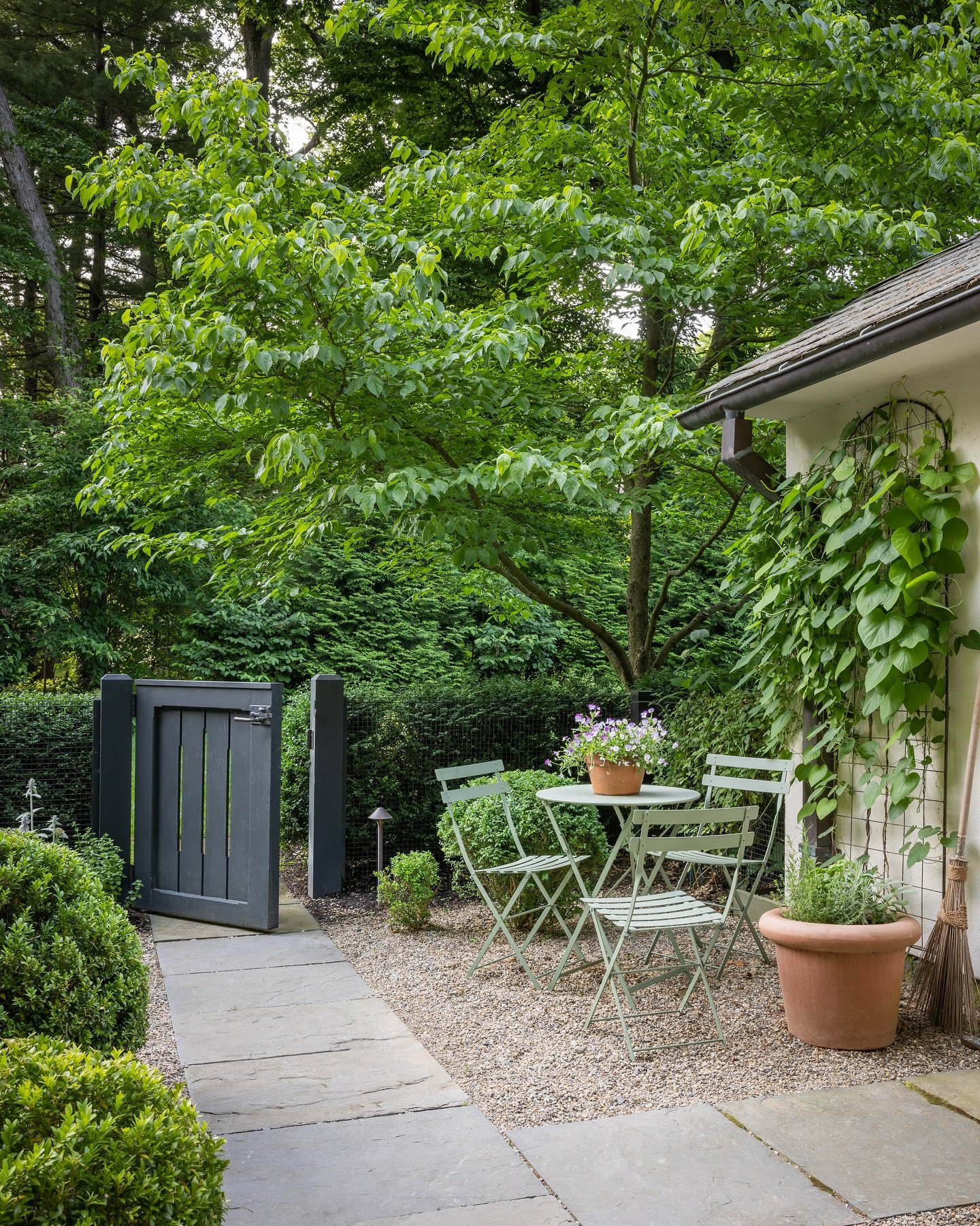 16/65: An early morning shoot of a lovely garden, designed by and captured for @leblancjones!
 
#architecturalphotographer #architecturalphotography #architecturephotographer #architecturephotography #landscapearchitecturephotographer #landscapearchi