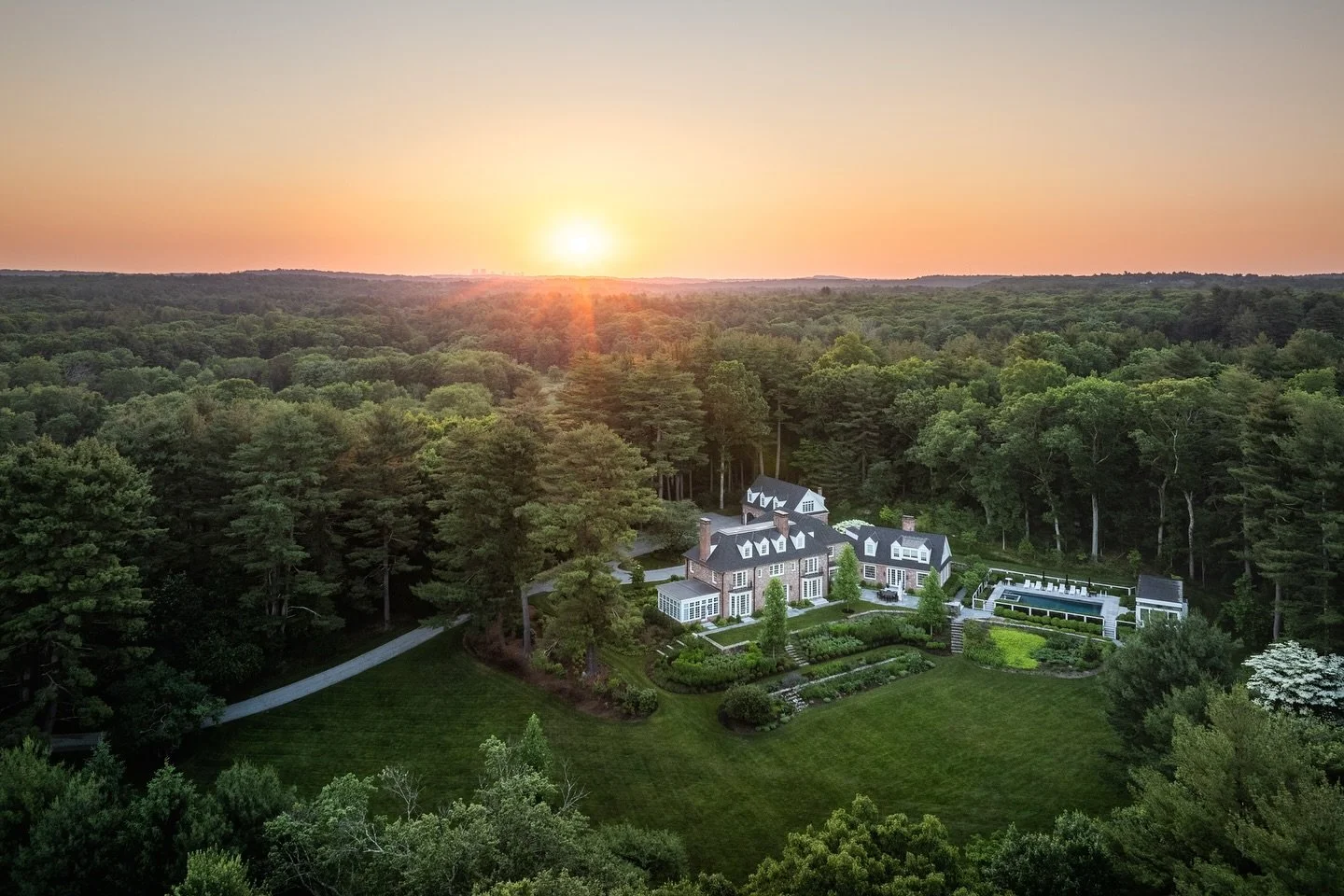 Honored to have a few photos from this stunning project shot for @leblancjones featured in the 28th edition of @bostondesignguide!
 
Project team includes:
@leblancjones 
@falloncustomhomes 
@pmclandscape 
@nicole.hirsch.interiors 
@preston.design.in