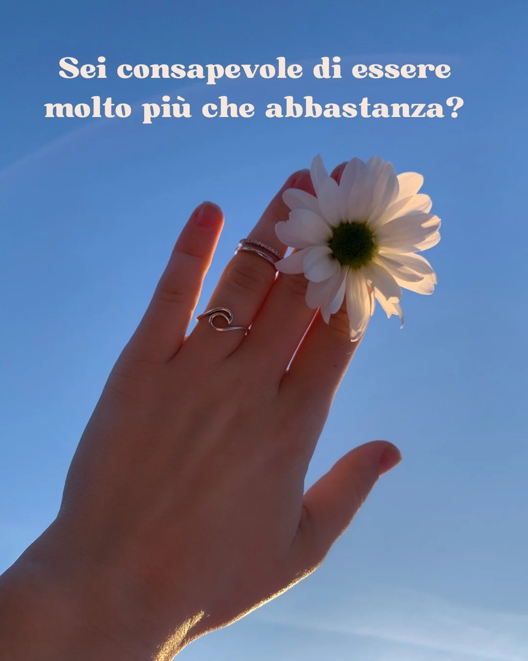 Per anni ho cercato di essere “abbastanza”. Abbastanza brava da meritare amore, abbastanza forte da non cedere, abbastanza sensibile da non sembrare fredda.
Fino a quando ho capito che nessuna approvazione esterna avrebbe mai colmato ci&o