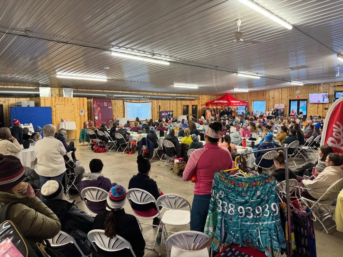 We had another packed house for our screening at Ski de She in northern Wisconsin this past weekend!! ⛷️ Thank you to all who came out and said hello afterwards to director Grace Eggleston. This was an insanely inspiring room full of women ski athlet