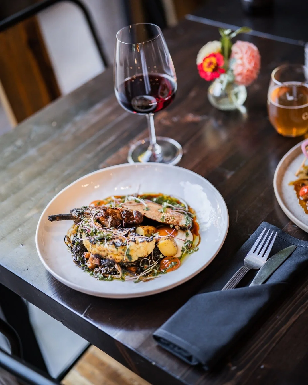 Each weekend, discover our new dinner features, made with local and fresh ingredients. 

On the menu tonight: 

- Beef, with 10 oz Striploin, New Potatoes, Celeriac, Charred Onions, Mushroom Pur&eacute;e and Garlic Butter (GF) 
- Halibut and Prawn, w