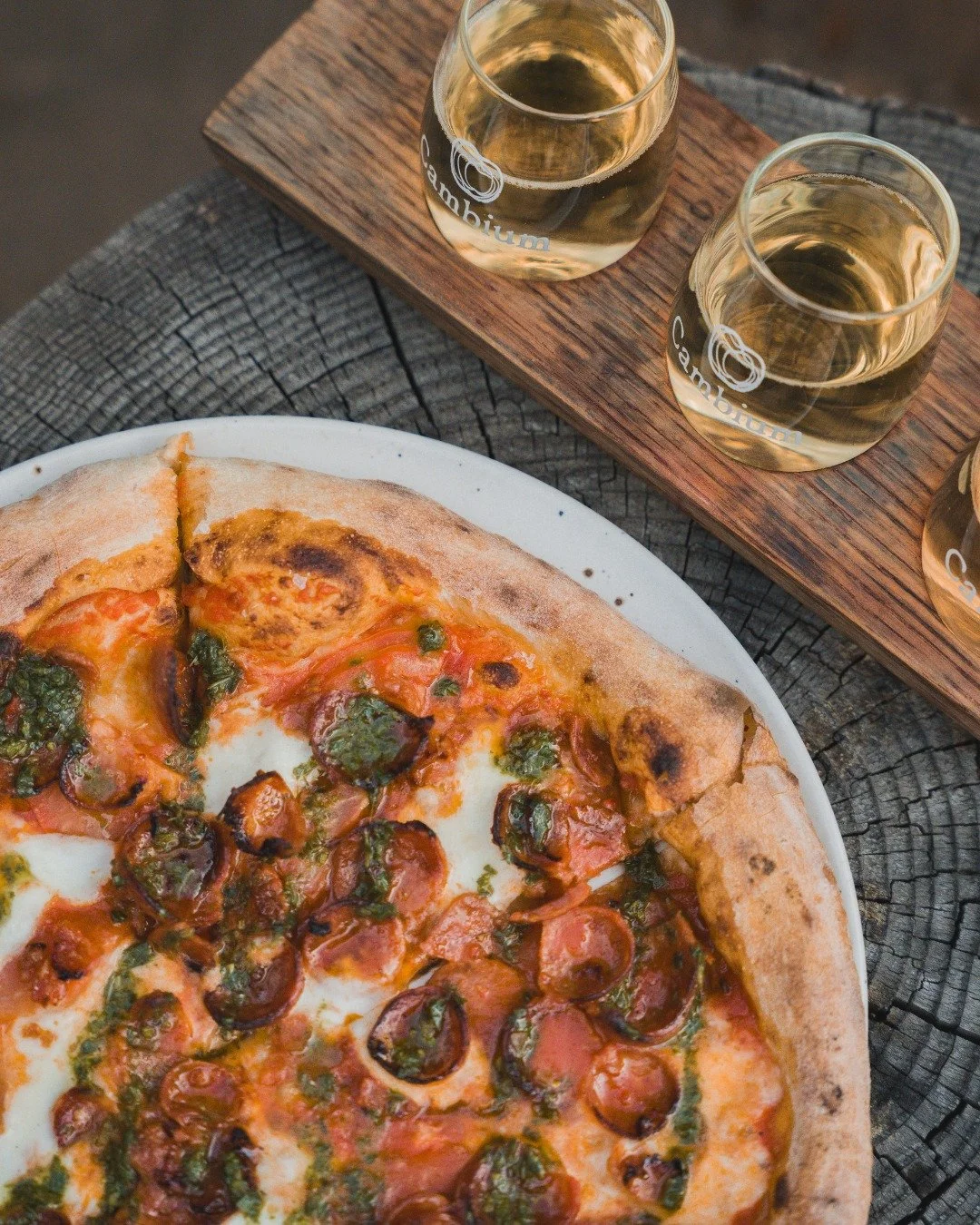 Had a bad day? Wood-fired pizza and a cider flight will help. 
Had a good day? They'll make it even better! 
Trust us 🤭 

Pizzas are on our All-day Menu. 
Margarita or Feature pizza: there isn't bad choice! 
Book your table with the link in bio

Oka