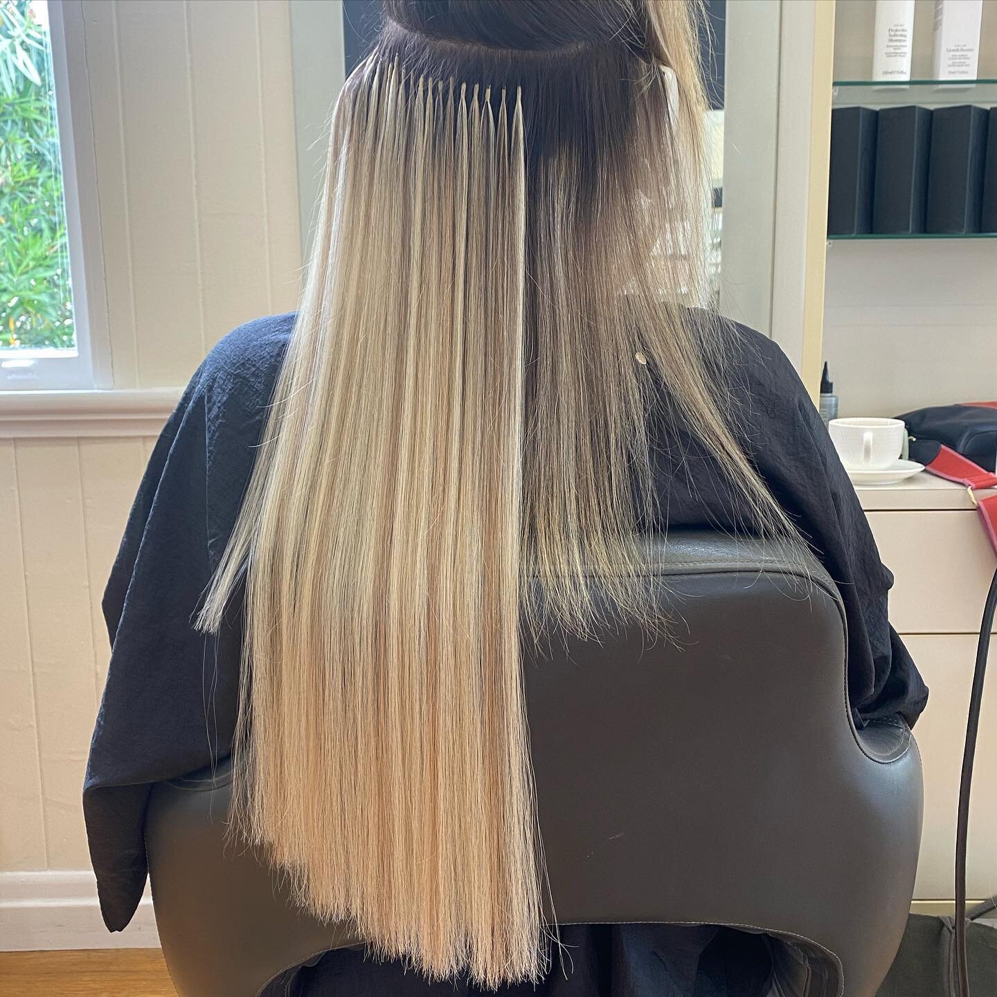 The difference our @greatlengthsaus keratin bonds make is enormous! Words can&rsquo;t even describe 😍😍

#styledbylovelock #meccahair #greatlengthsaus #labiosthetiqueaus #hairextensionsbrisbane #brisbanehairdresser #brisbaneblondes #brisbaneblondesp
