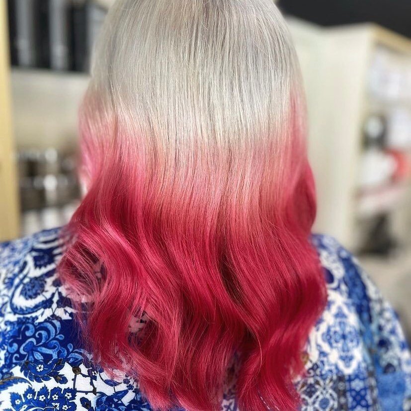 @theginger_hairninja giving us yummy candy cane vibes for the festive season 🎄🎄🎄

#meccahair #labiosthetique #labiosthetiquepro  #greatlengths #balayage  #extensions #hairextensions #brisbanehairdresser #wooloowin #ascot #kalinga #ascotmums #bestb
