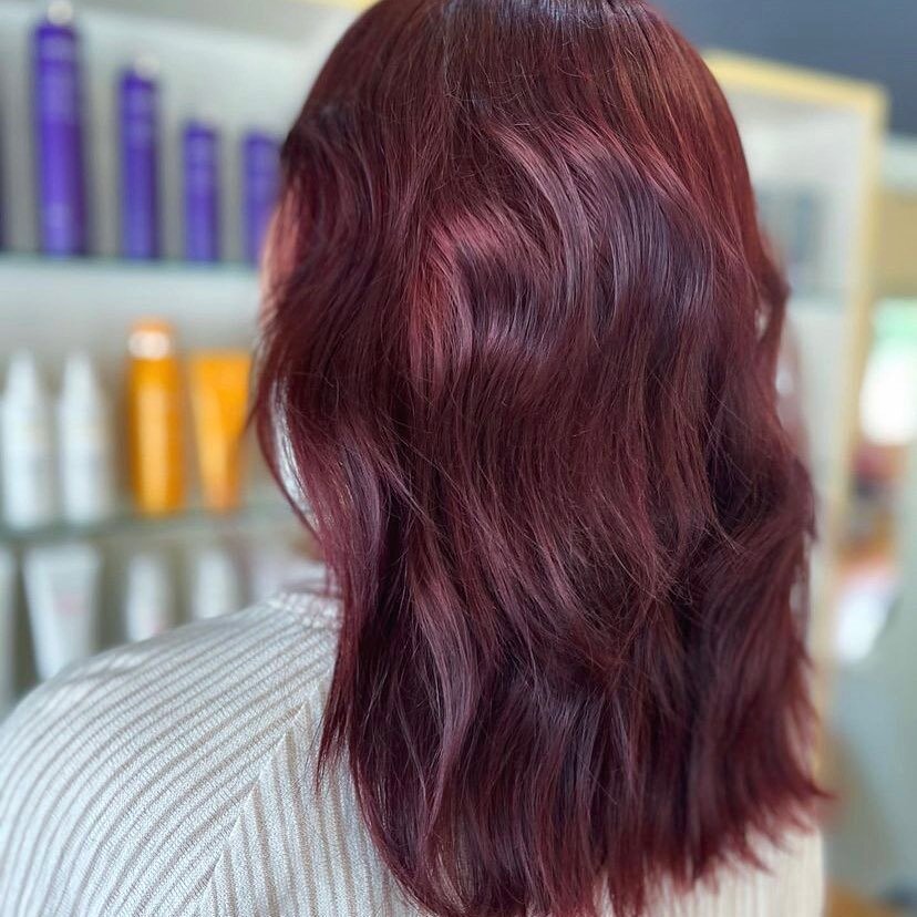 Totally obsessed with this stunning red wine hue! Give us more of this every day 🍷😍

#meccahair #labiosthetique #labiosthetiquepro  #greatlengths #balayage  #extensions #hairextensions #brisbanehairdresser #wooloowin #ascot #kalinga #ascotmums #bes