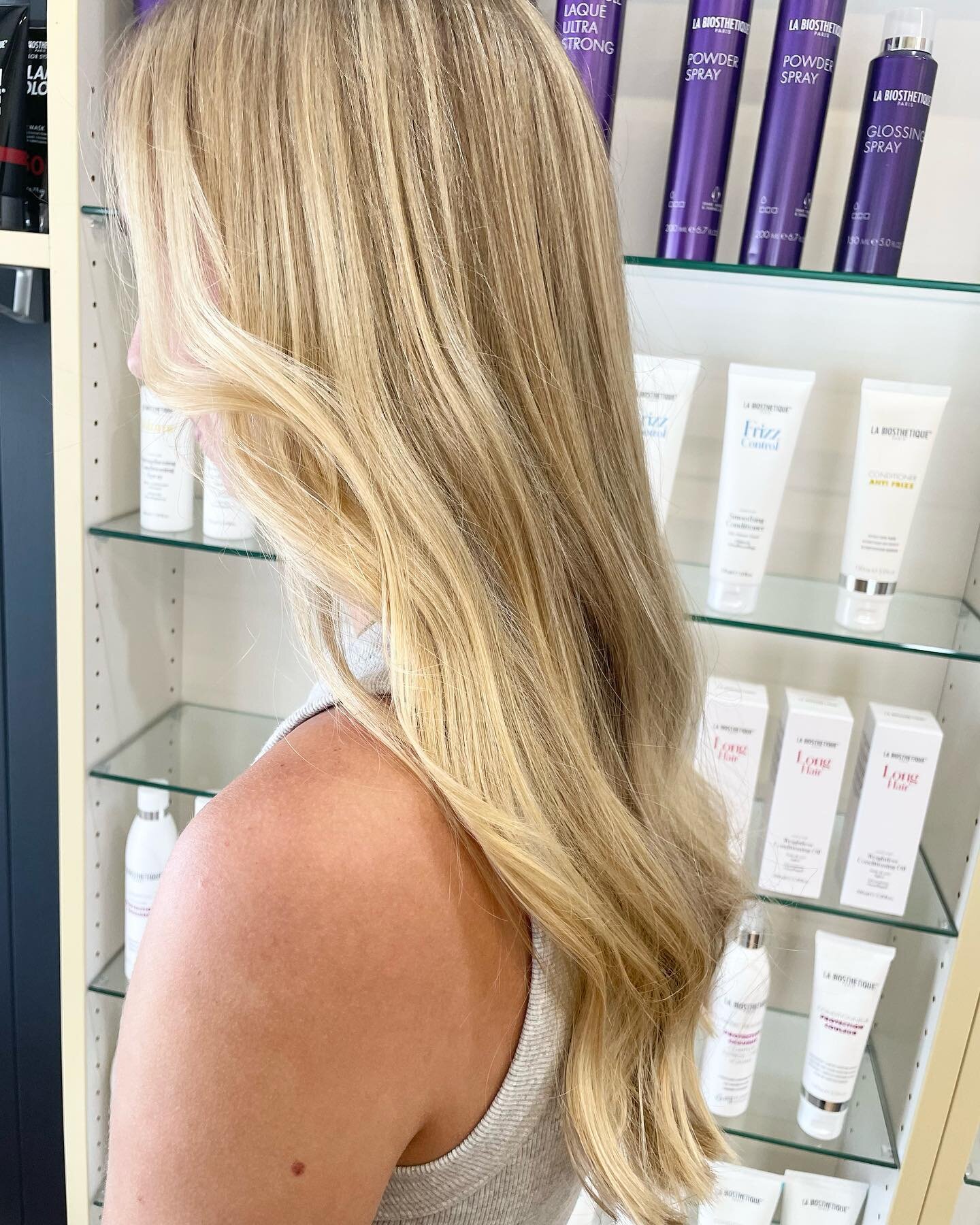 Obsessing over this stunning creamy blonde deliciousness that @hairbyerinl is serving up 🤩🤩 

#meccahair #labiosthetique #labiosthetiquepro  #greatlengths #balayage  #extensions #hairextensions #brisbanehairdresser #wooloowin #ascot #kalinga #ascot