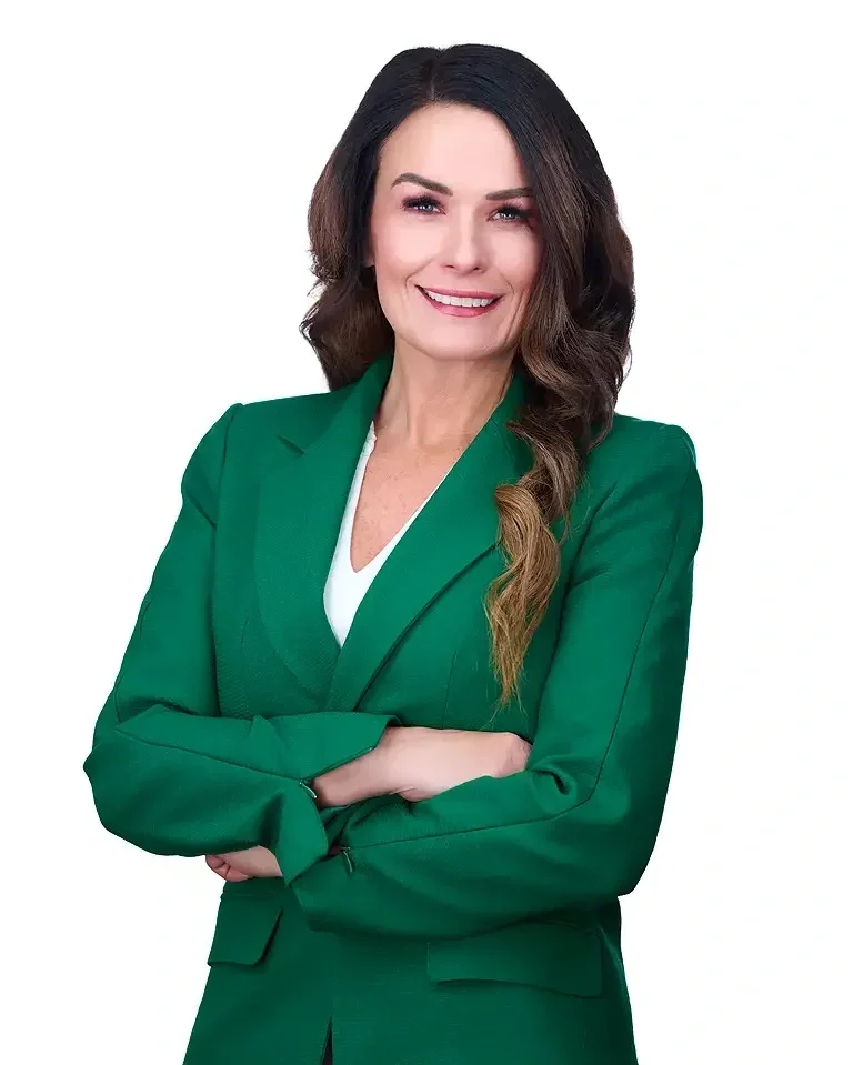 portrait of State Senator Carrie Buck wearing green blazer with arms folded and smiling. Government Official Headshots las vegas