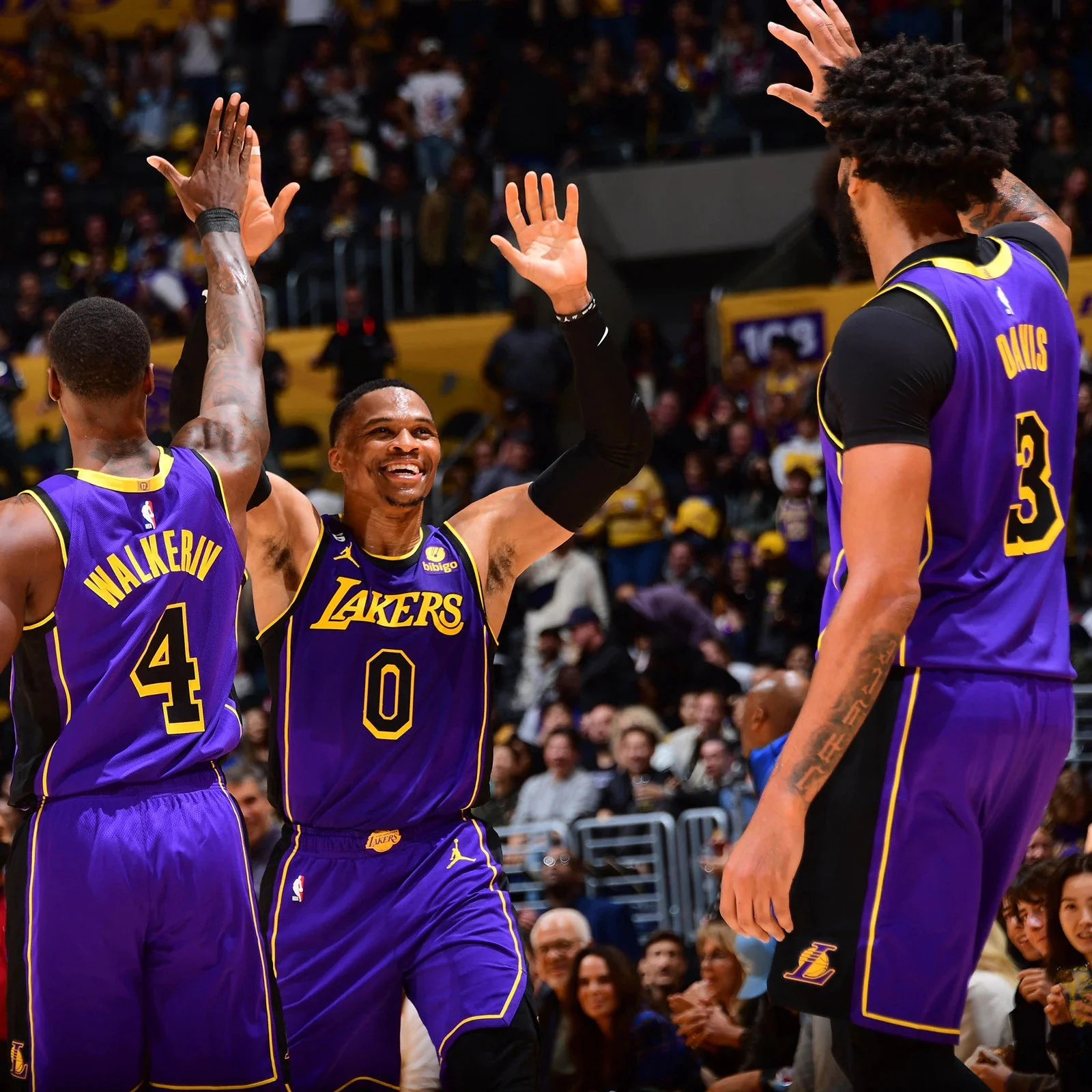 Davis’ big night lifts Lakers past Pistons.