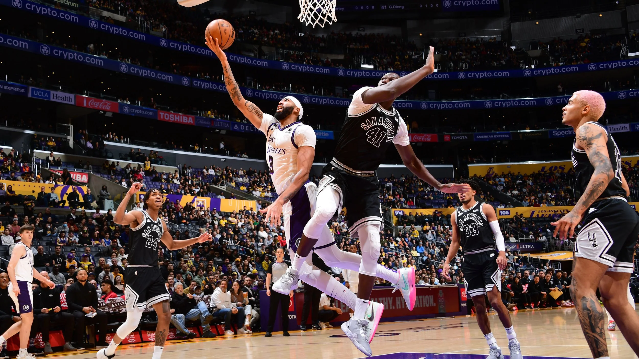 Lakers coast past Spurs in third straight win.