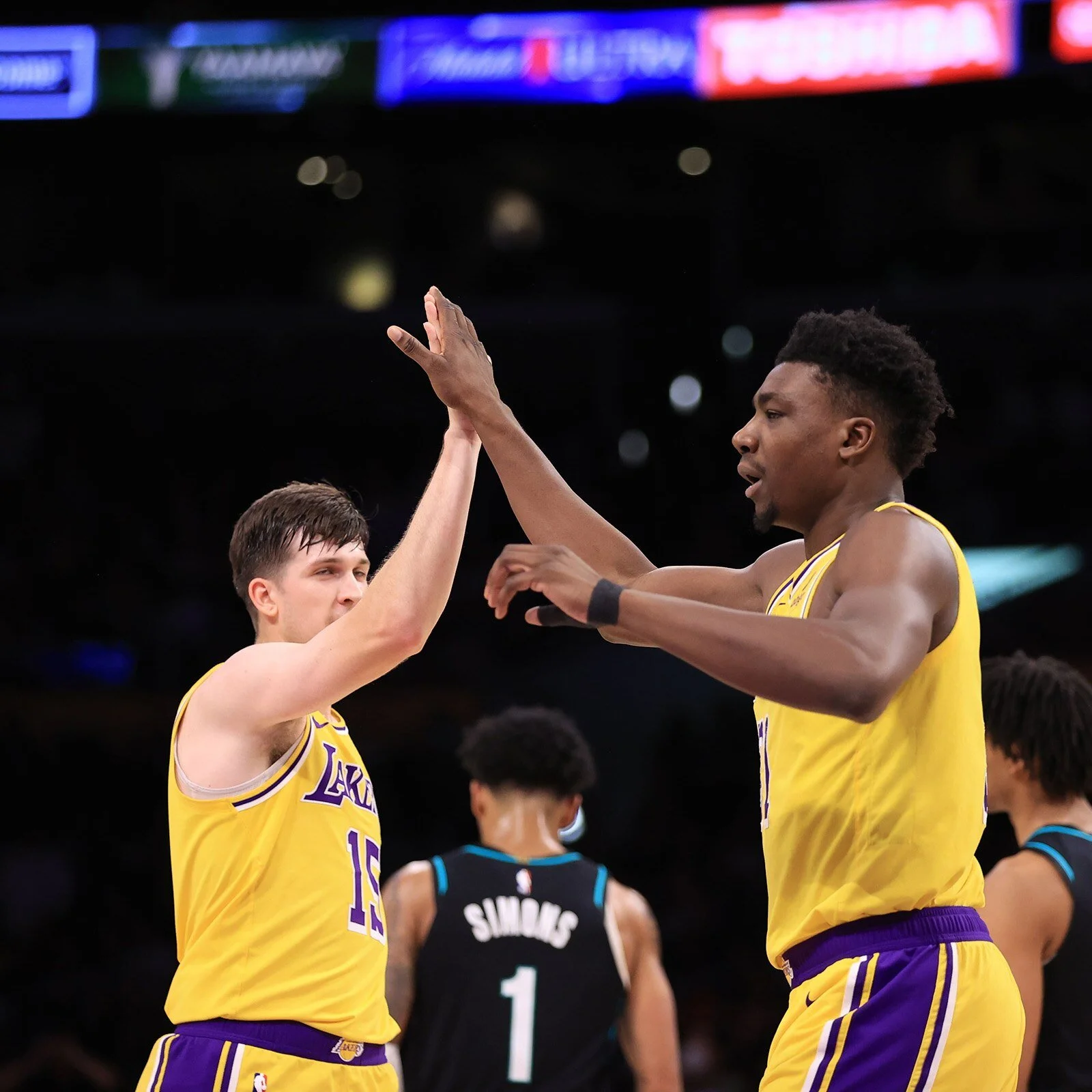 Lakers bounce back in team win over Trail Blazers.