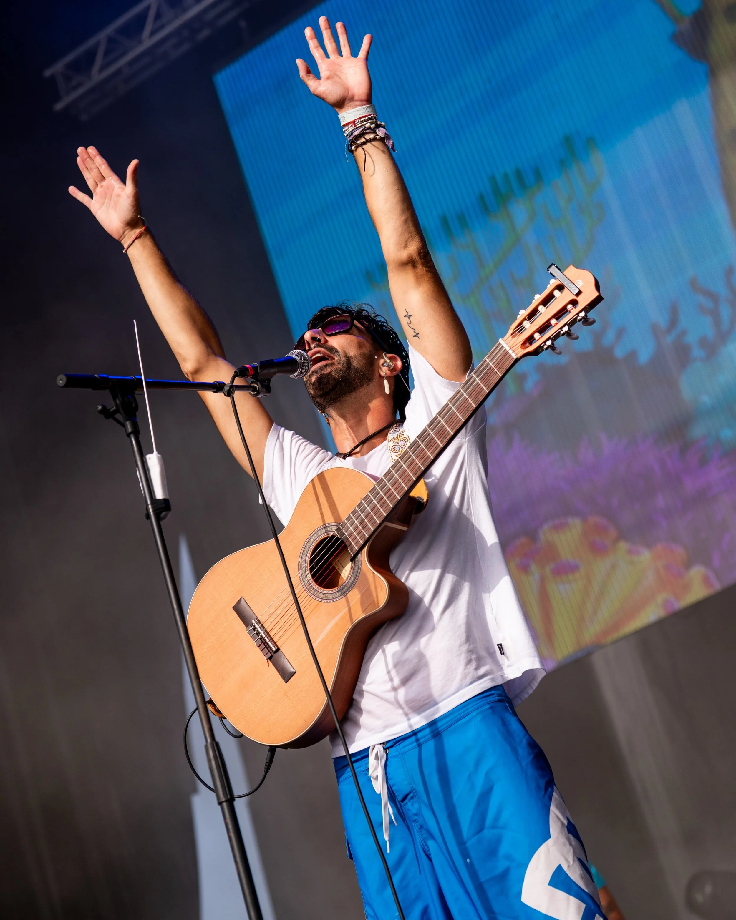 🌴 EL VEGA PUSO EL ACENTO CANARIO A LA FIESTA.

Su m&uacute;sica convirti&oacute; El Rinc&oacute;n en un lugar para cantar, bailar y disfrutar sin mirar el reloj. Porque hay canciones que se sienten de una manera especial cuando suenan en casa, rodea