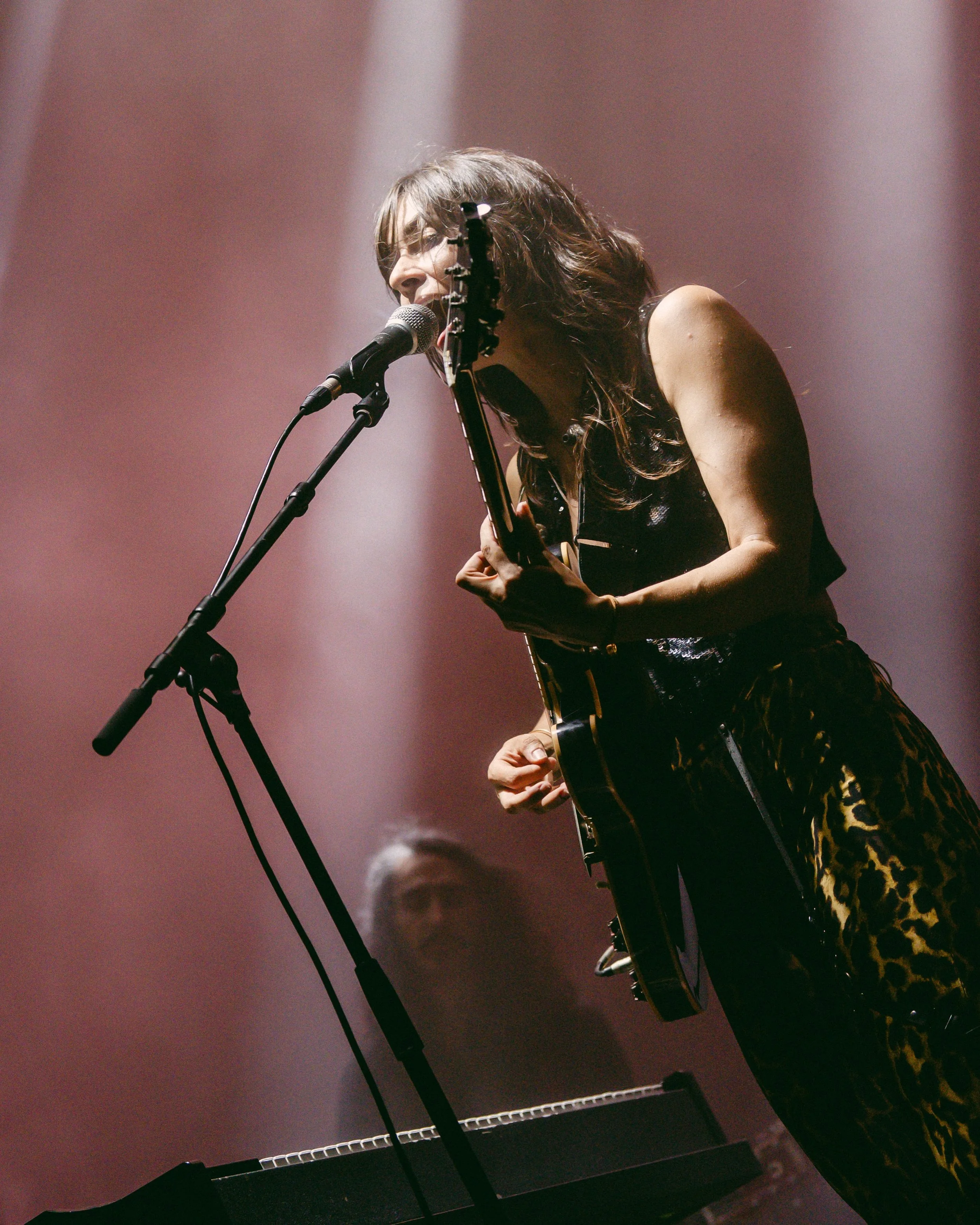 🖤 @maikamakovski PAS&Oacute; POR EL LPA Y NOS DEJ&Oacute; UN CONCIERTO DE LOS QUE SE QUEDAN.

Fuerza, personalidad y una manera de estar sobre el escenario que hace imposible mirar hacia otro lado.

Maika lleg&oacute; al Rinc&oacute;n, cogi&oacute; 