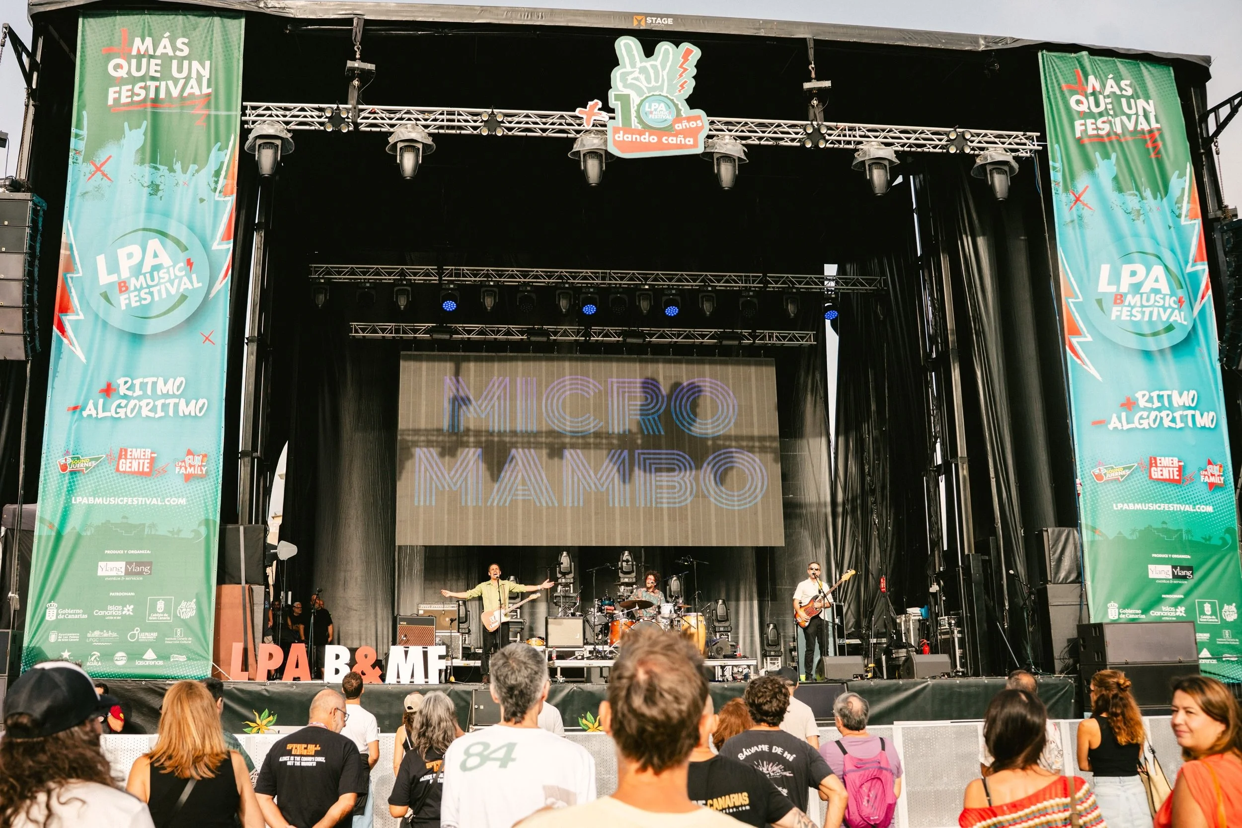 🪩 EL S&Aacute;BADO EMPEZ&Oacute; BAILANDO.

@micromambo fue el encargado de abrir el tercer d&iacute;a del LPA y vaya manera de hacerlo. 🔥

Ritmo, electr&oacute;nica y ese punto de locura que hizo que el Rinc&oacute;n empezara a moverse desde prime