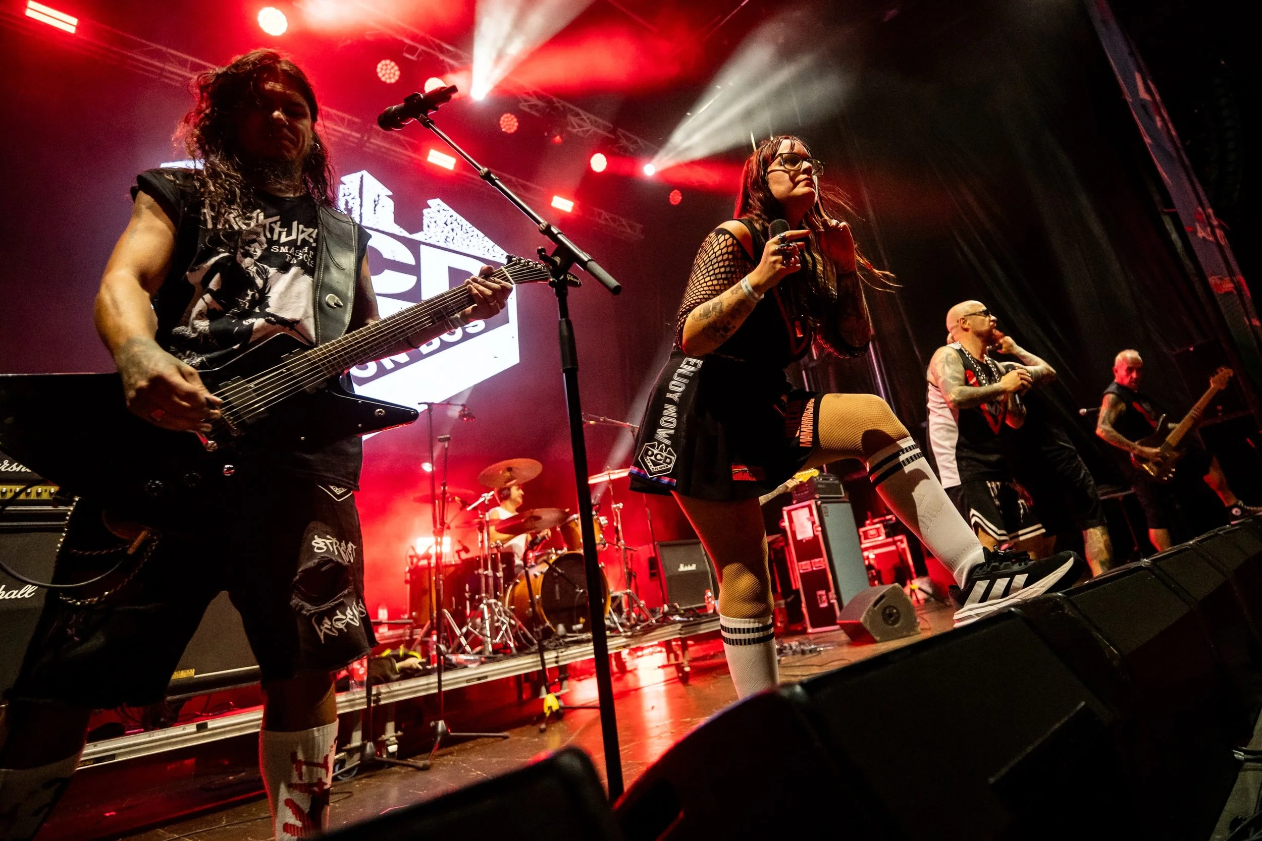 💥 @def_con_dos VINO A RECORDARNOS QUE LOS MENSAJES PARA SER ESCUCHADOS TIENEN QUE HACER RUIDO.

Rap, metal, actitud y unas cuantas verdades lanzadas desde el escenario. 🔥

Def Con Dos pas&oacute; por el LPA y convirti&oacute; el Rinc&oacute;n en un