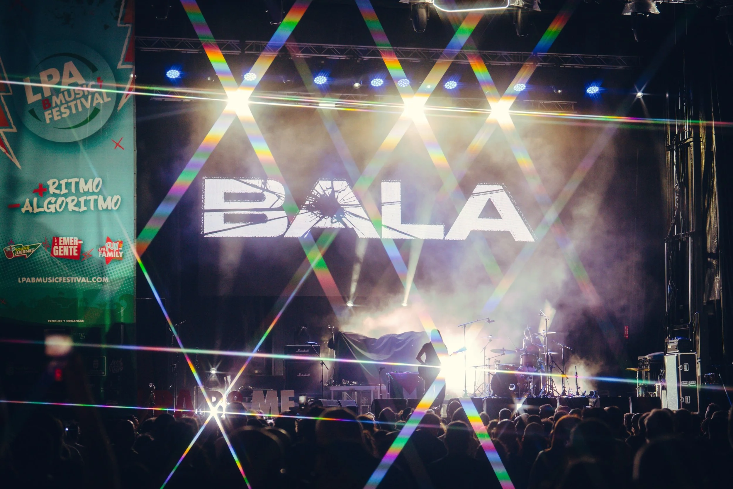 💥 @somos.bala PAS&Oacute; POR EL LPA Y NO DEJ&Oacute; T&Iacute;TERE CON CABEZA.

Guitarras. Ruido. Rabia.
Y dos personas encima del escenario haciendo sonar todo much&iacute;simo m&aacute;s grande. 🔥

BALA nos regal&oacute; uno de esos conciertos q