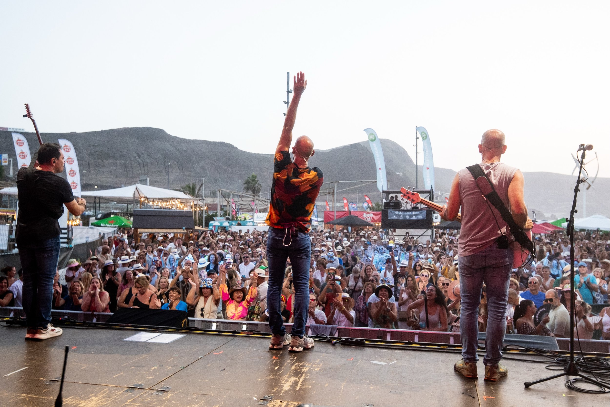 🎸 CON @lossalvapantallas , EL RINC&Oacute;N SE LLEN&Oacute; DE CANCIONES QUE TODOS CONOCEMOS.

De esas que empiezan a sonar y hacen que el p&uacute;blico cante casi sin pensarlo. Porque hay temas que forman parte de nuestra historia y que, cuando se