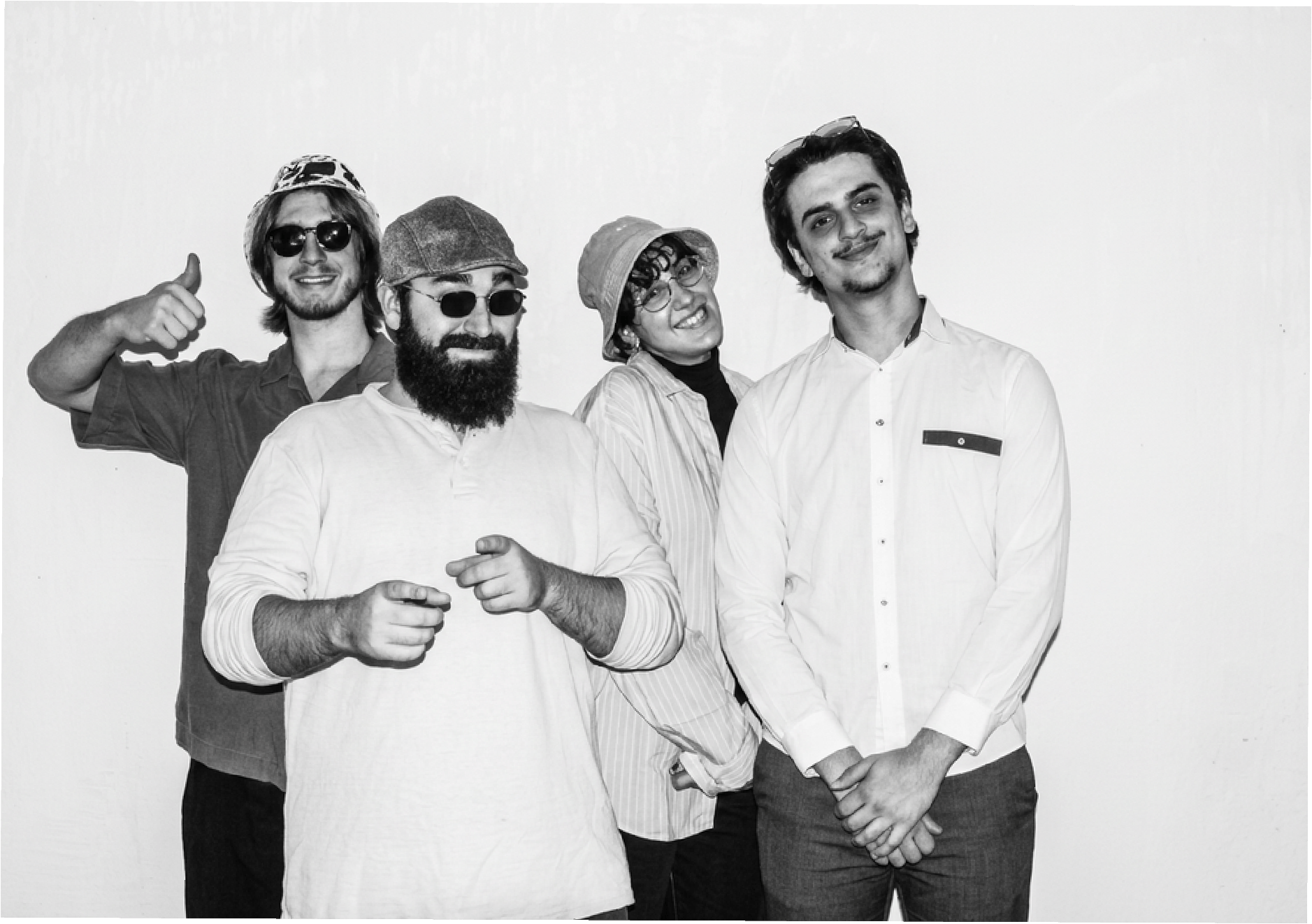Un grupo de cinco personas sonrientes posando juntas, algunos con gafas y gorros, en blanco y negro.