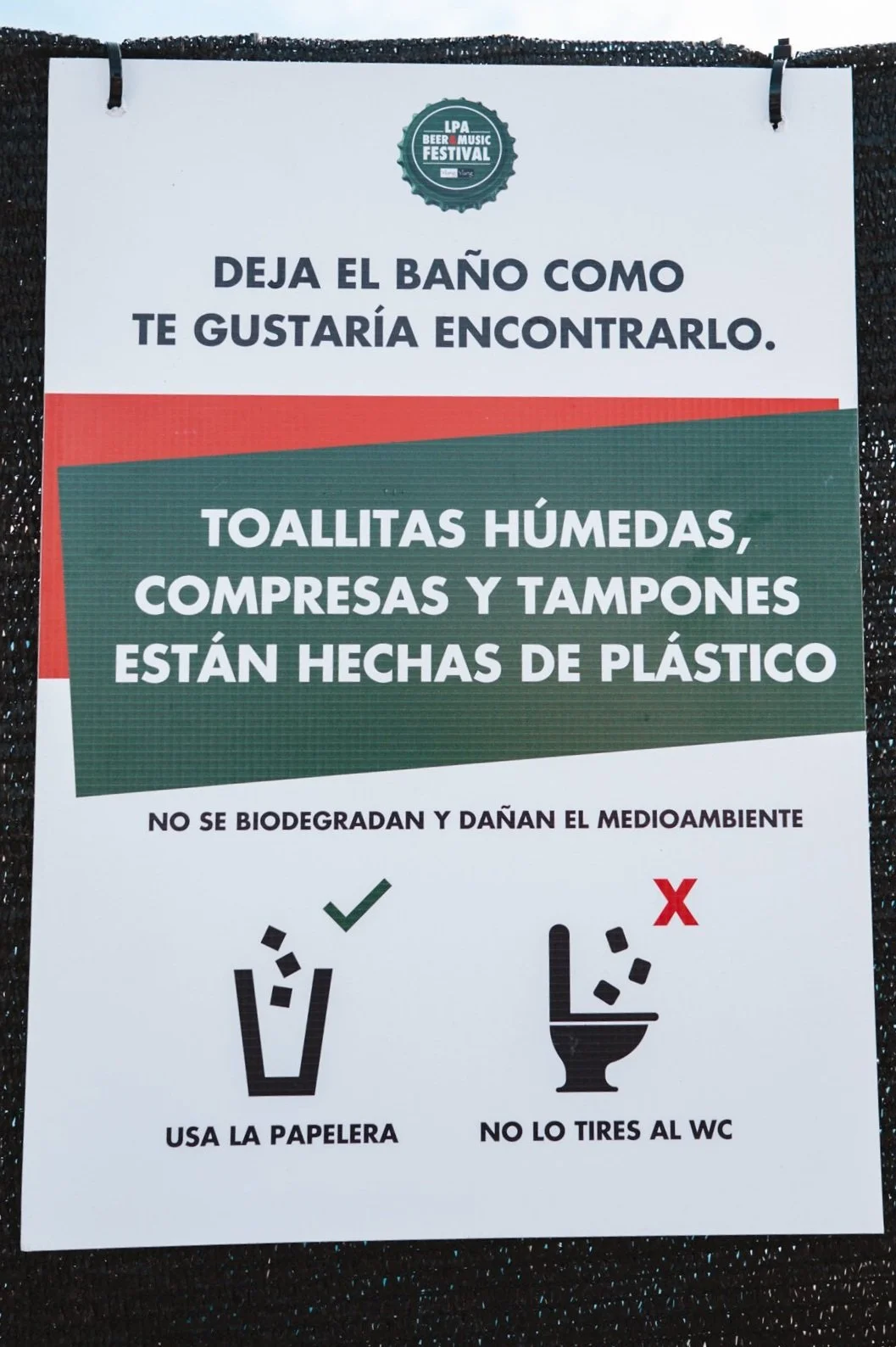 Cartel que indica dejar el baño como te gustaría encontrarlo, informando que toallitas húmedas, compresas y tampones hechos de plástico no se biodegradan y dañan el medio ambiente. Incluye instrucciones para usar la papelera y no tirar desechos al inodoro.