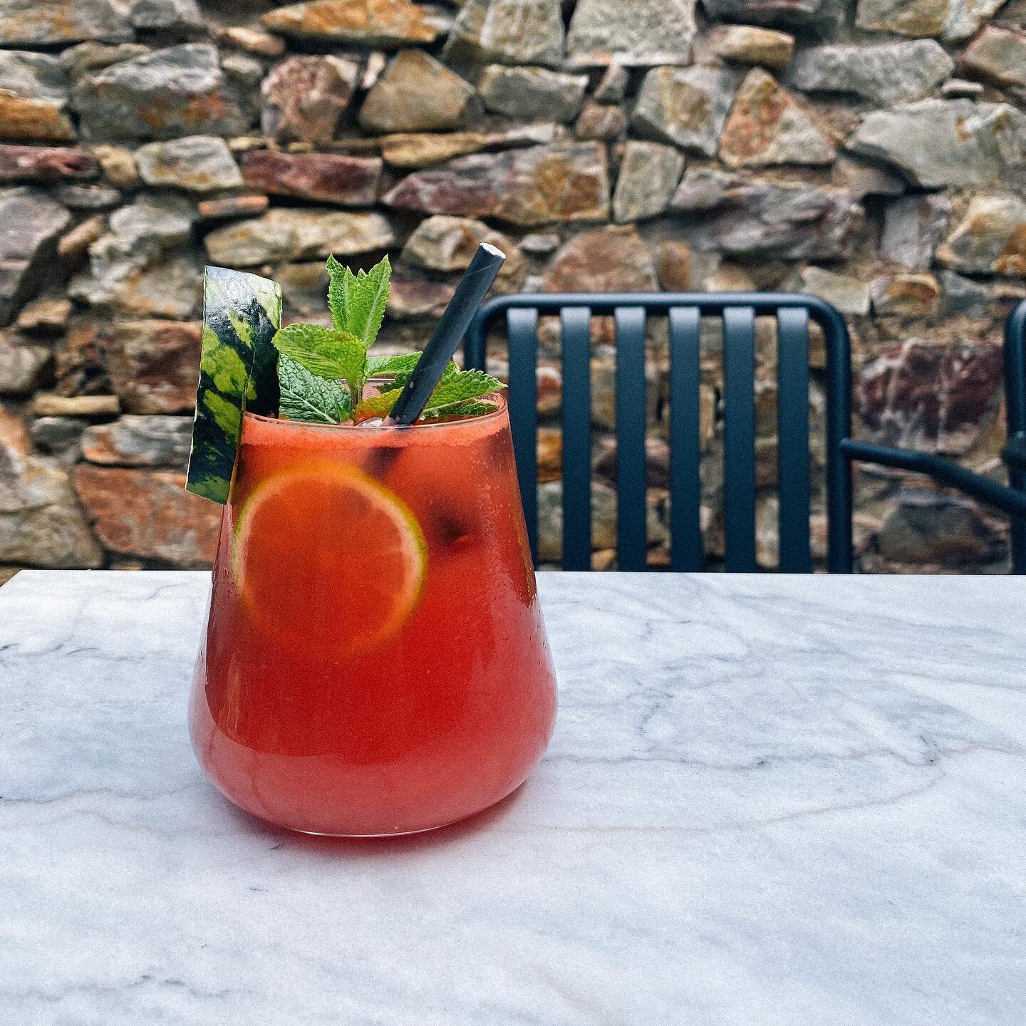 Wir haben eine neue selbstgemachte Limonade : Wassermelone - Limette 😋🍉 Sch&ouml;n erfrischend bei den warmen Temperaturen ☀️
.
.
.
.
.
#selbstgemachtelimonade #limonade #wassermelone #summerdrinks #sommergetr&auml;nk #limette #geisenheim #rheingau