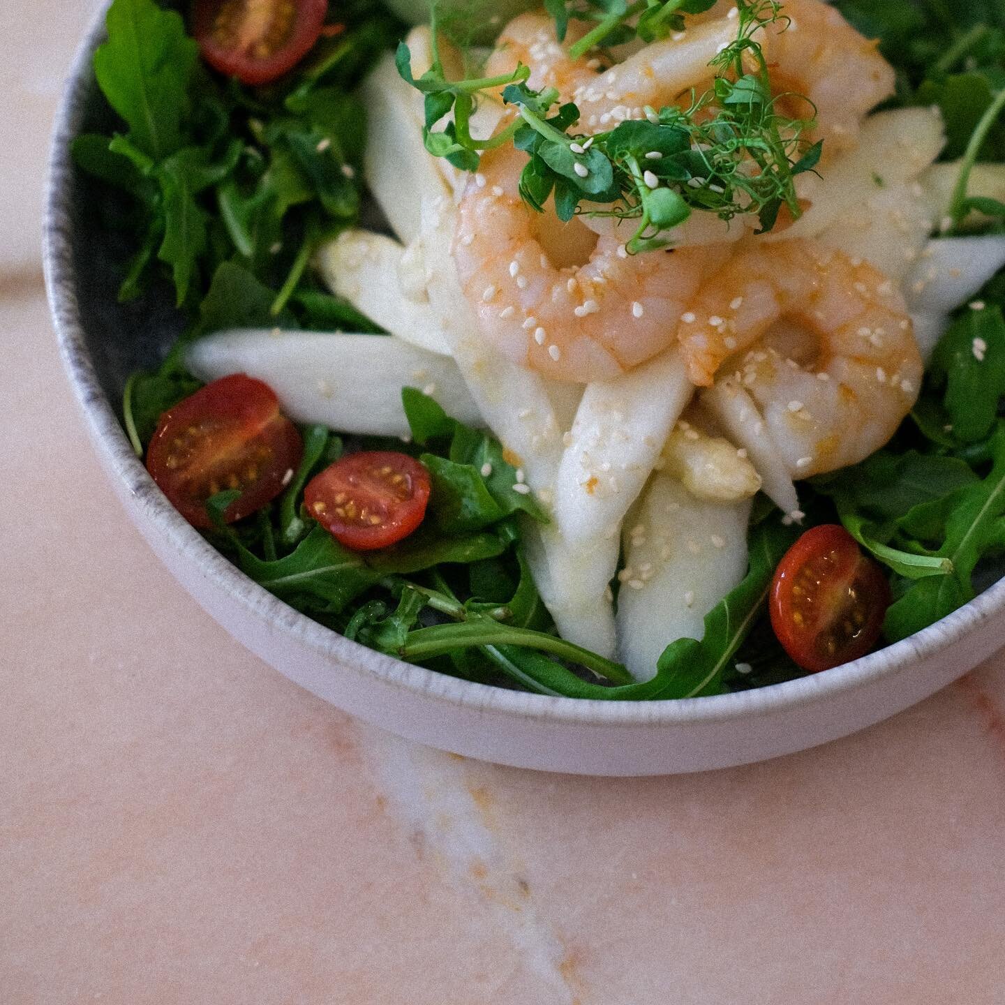 Spargelsalat mit Garnelen 🍤 
.
.
.
.
.
#food #geisenheim #rheingau #garnelen #seafood #spargel #dinner #spargelsalat