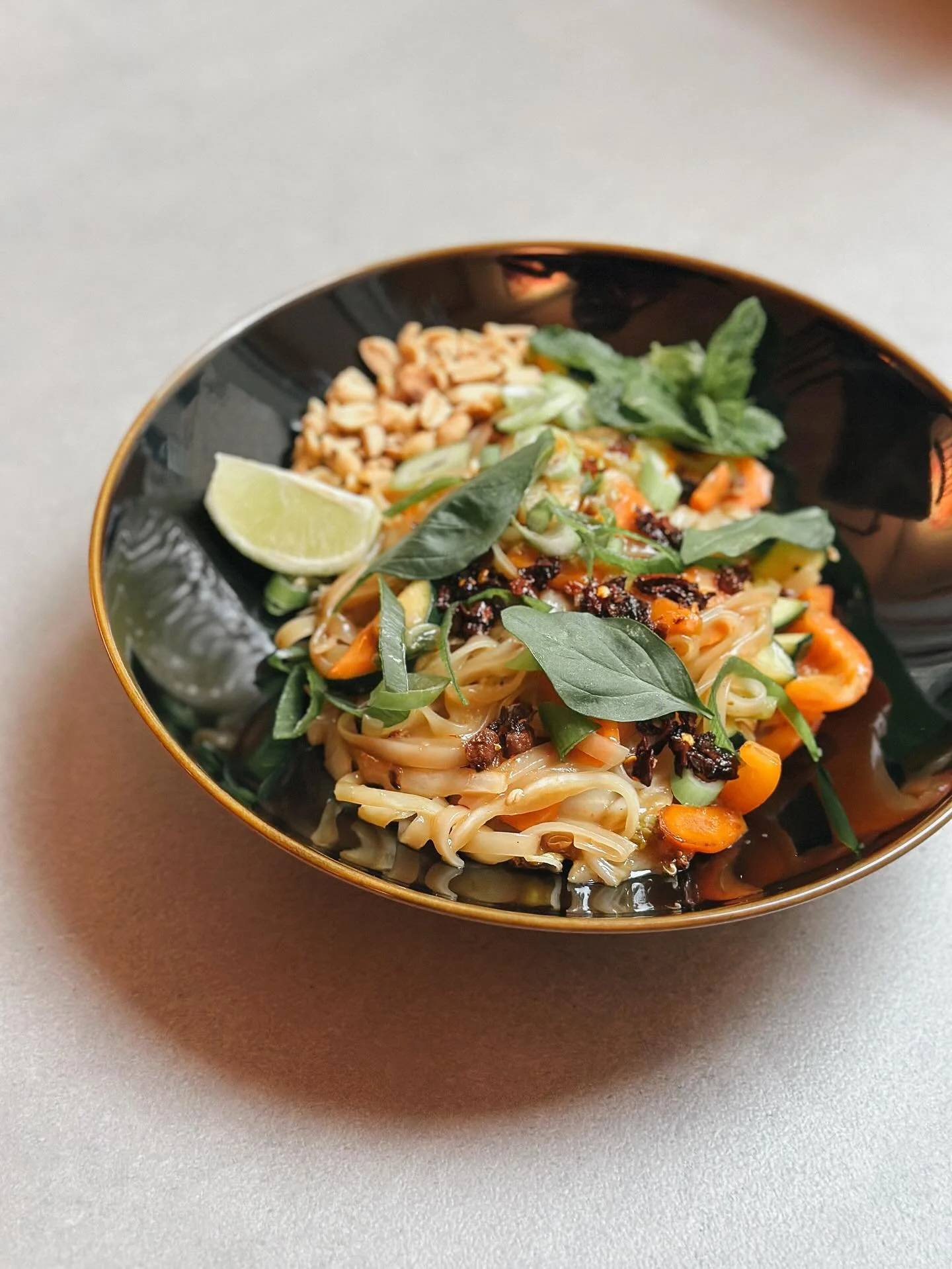 Mittagstisch von dieser Woche:
Reisbandnudeln mit gebratenem Gem&uuml;se, Szechuanpfeffer und Erdn&uuml;ssen (optional mit Chili 🌶🌶🌶)
